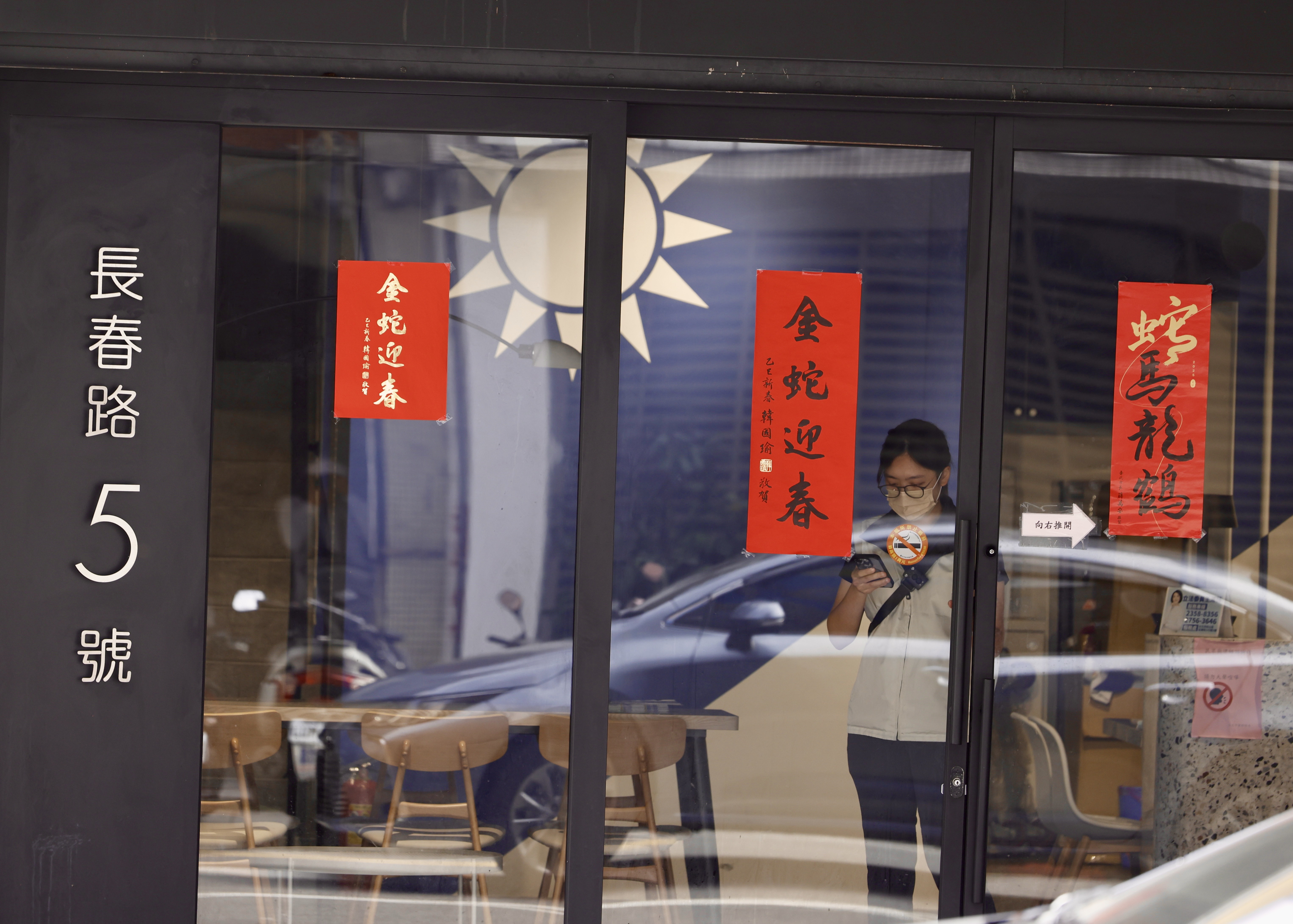 國民黨台北市黨部主導的綠營立委罷免案出現大量死亡連署，今遭檢調搜索。