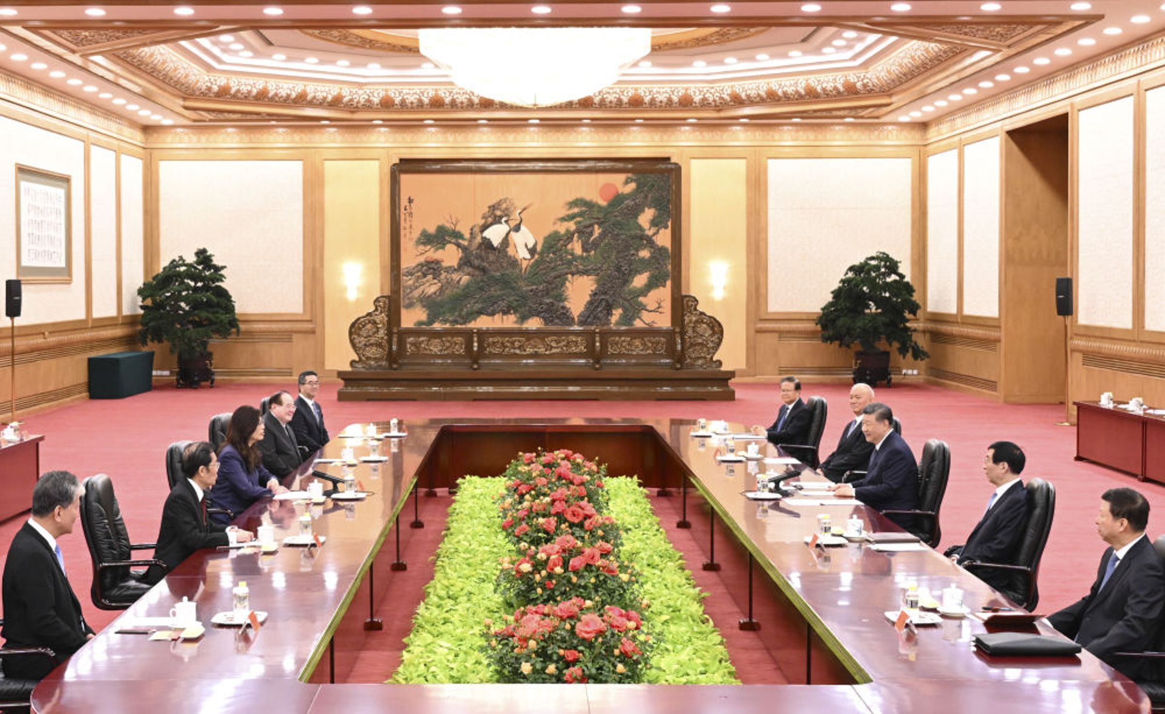 鄭習會今上午登場,雙方握手簡單致詞後,進行閉門會議。(翻攝新華社官網)