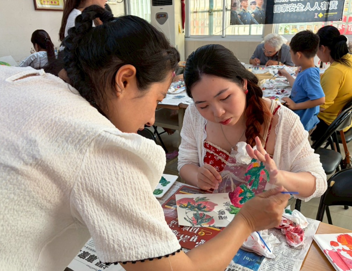 講師申婷頡細心的指導新住民如何作畫。移民署嘉義市服務站提供