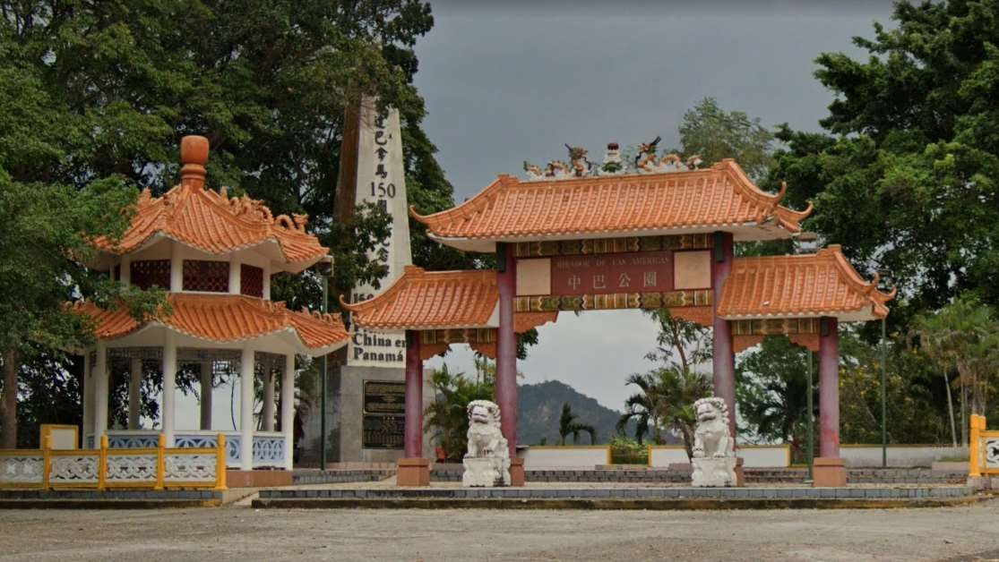 巴拿馬運河入口處一座象徵中巴友誼的指標性中式牌坊遭強行拆除。（翻攝畫面）