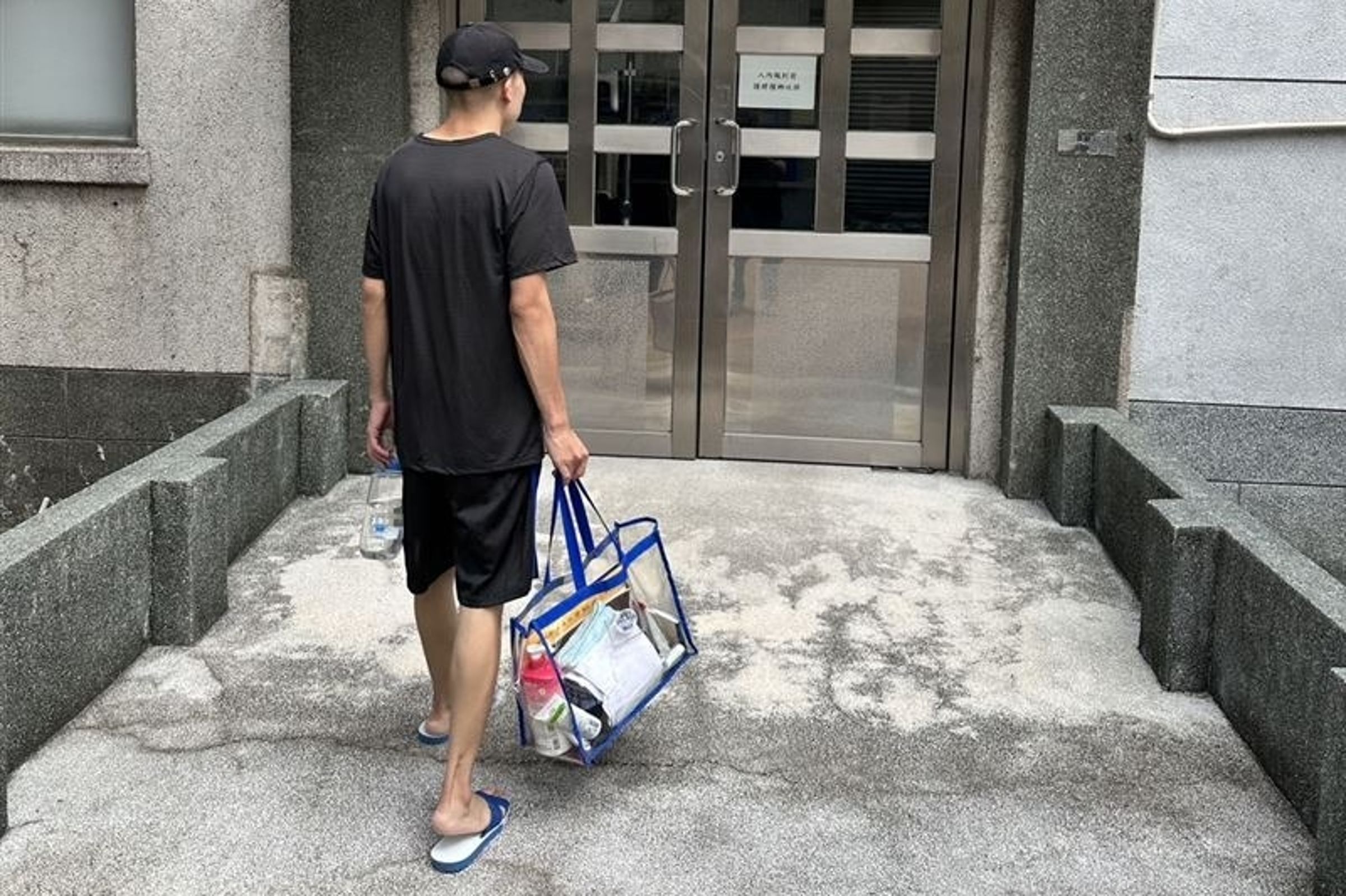 一名27歲詐欺犯今年1月23日才假釋出獄，卻毫無悔意，反而在抖音拍片炫耀。（翻攝畫面）