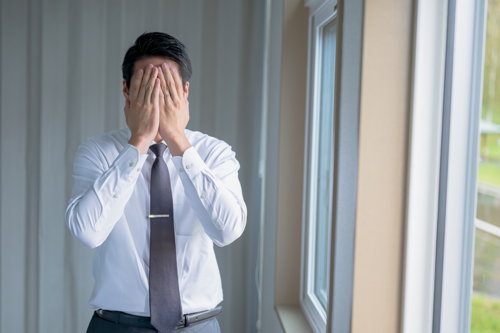 一名男網友抱怨自己深情替女友付出很多，但女友卻背叛他，寧願選擇跟開名車的經理搞外遇。（示意圖，photoAC）