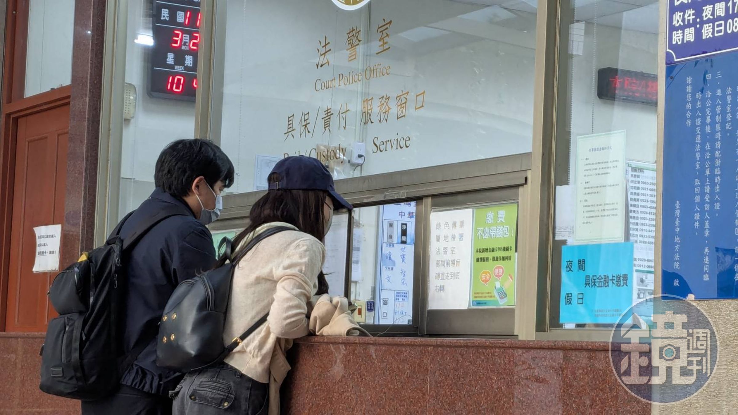 林明佐家屬到台中地院 法警室繳交保證金。