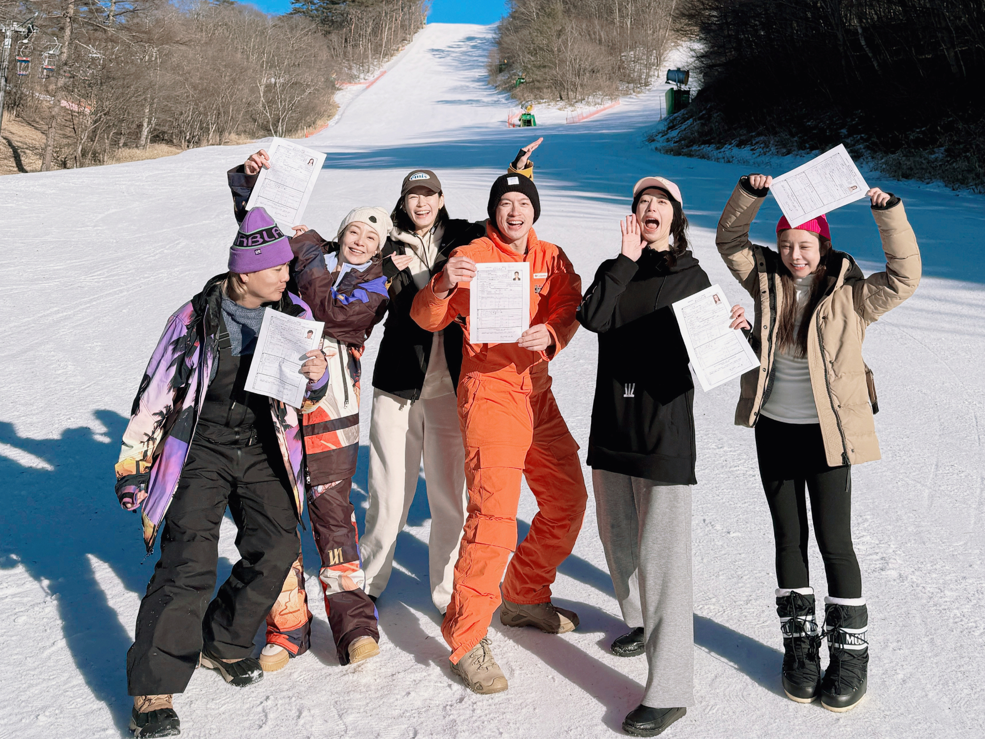 巫苡萱與演藝圈友人一起考取日本SIA國際認證考試。（時代創藝提供）