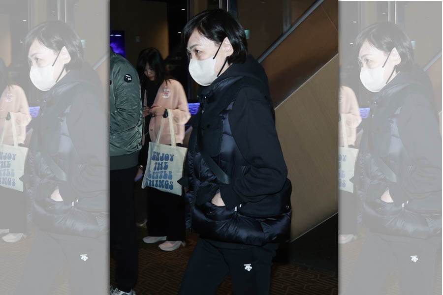 《交換禮物》首映當晚，寶媽低調現身影廳支持女兒。