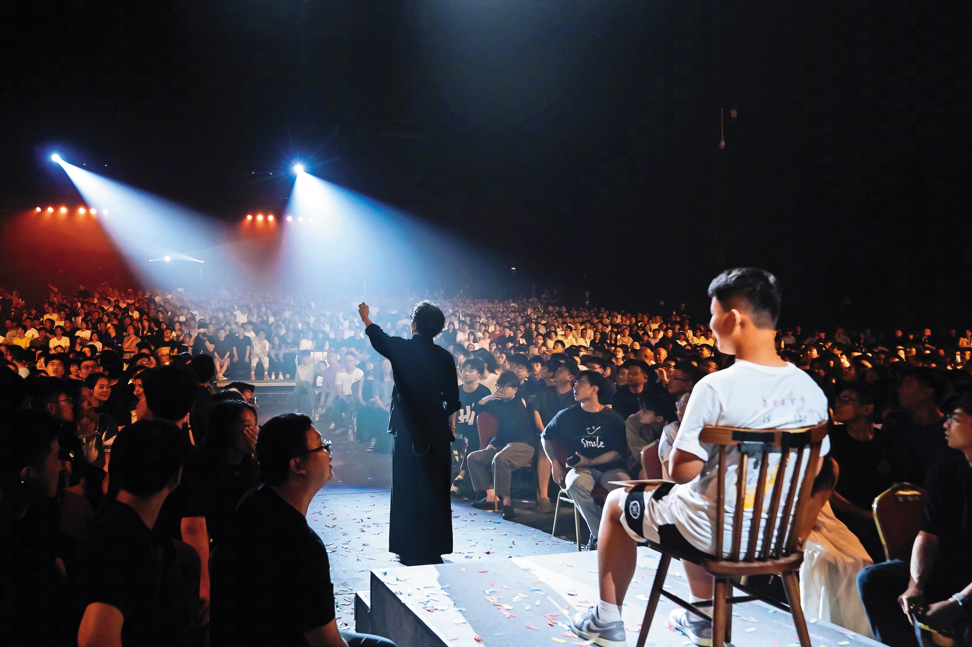 劉謙春晚表演結束後展開巡演，舞台上的表演魅力獲得台下觀眾讚賞。（翻攝自劉謙微博）