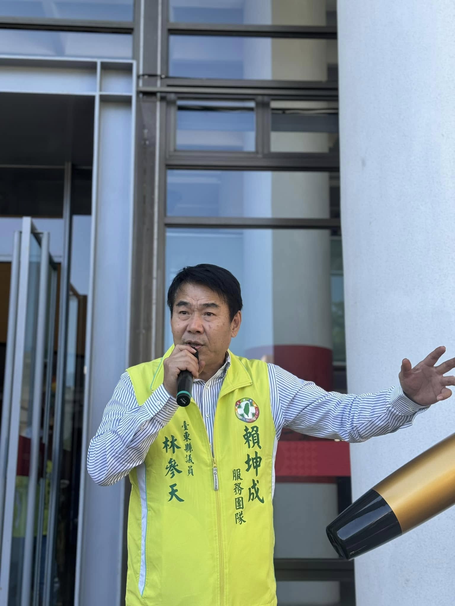 包商為討回落差工程款，向台東縣議員林參天陳情。