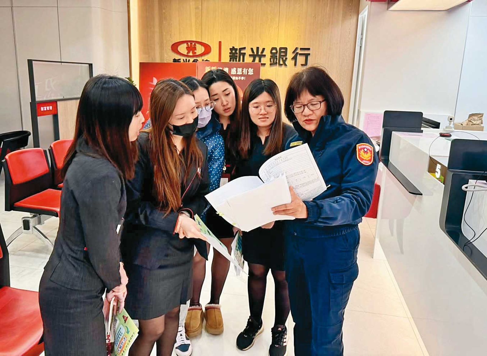 蕭惠珠（右1）積極教育基層員警打詐執法技巧，也深入銀行進行防詐騙宣導，沒想到自己女兒卻成詐騙犯。（翻攝蕭惠珠臉書）