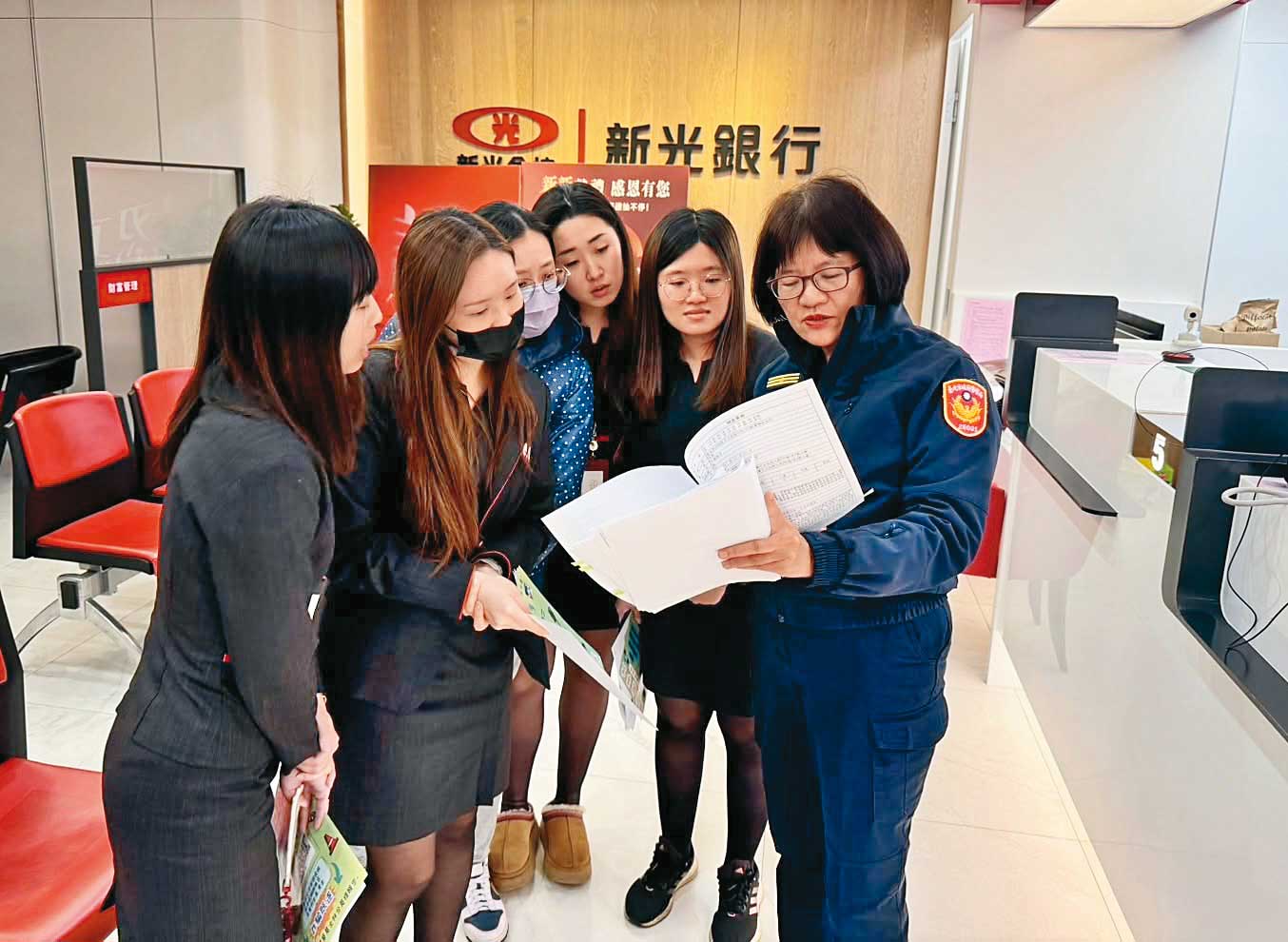 蕭惠珠(右1)積極教育基層員警打詐執法技巧,也深入銀行進行防詐騙宣導,沒想到自己女兒卻成詐騙犯。(翻攝蕭惠珠臉書)