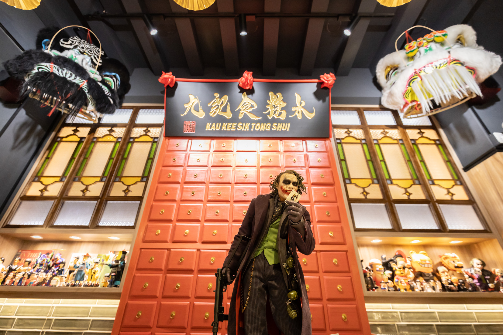 店鋪設計也融入中藥行的藥櫃意象,還有代表「武術」的港式獅頭。