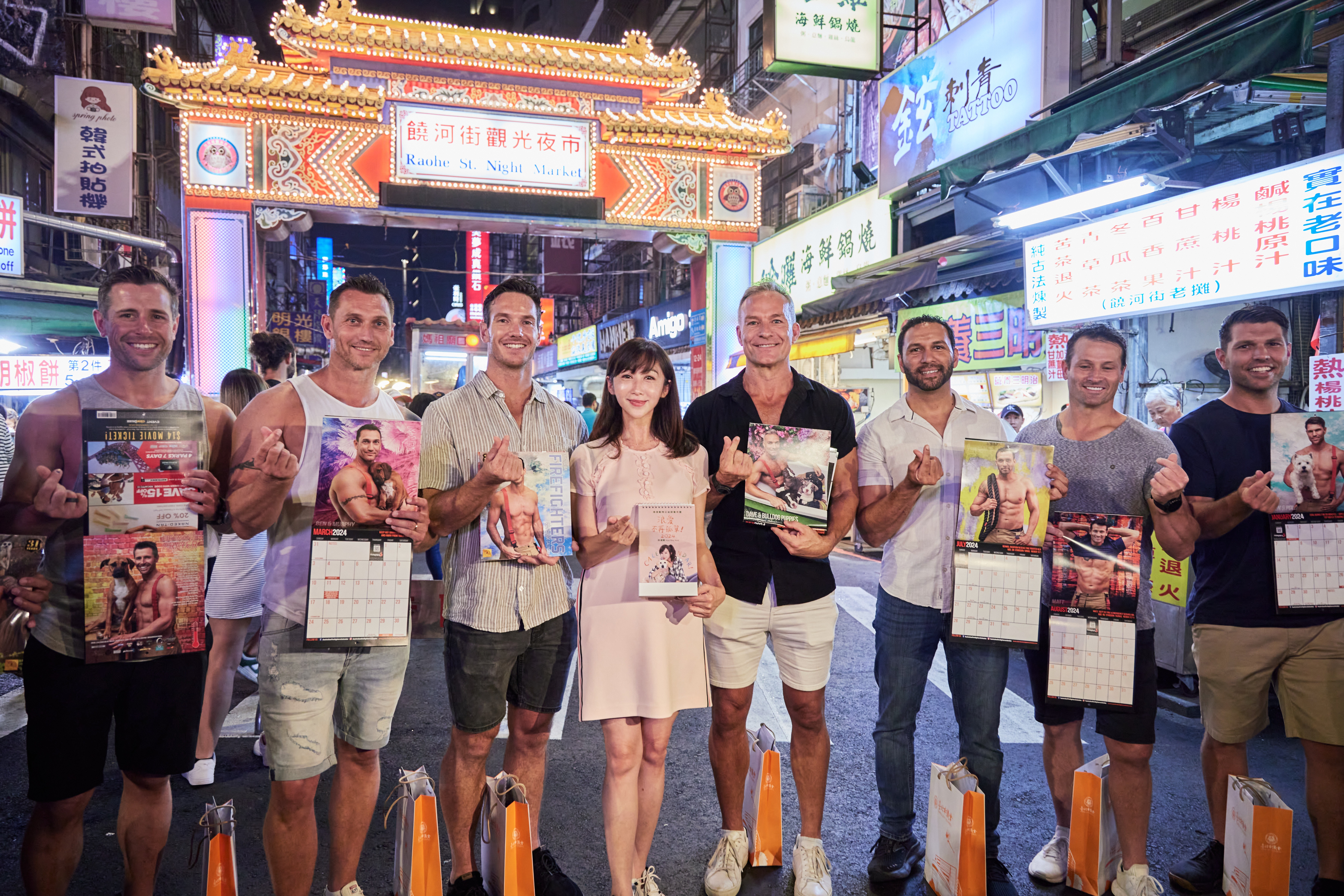 為了行銷台灣觀光，台北市議員許淑華特別帶著澳洲消防猛男，挑戰饒河街夜市美食。