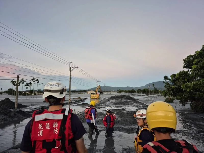 警消在短時間內面對大規模撤離挑戰，壓力巨大。（花蓮縣消防局提供）