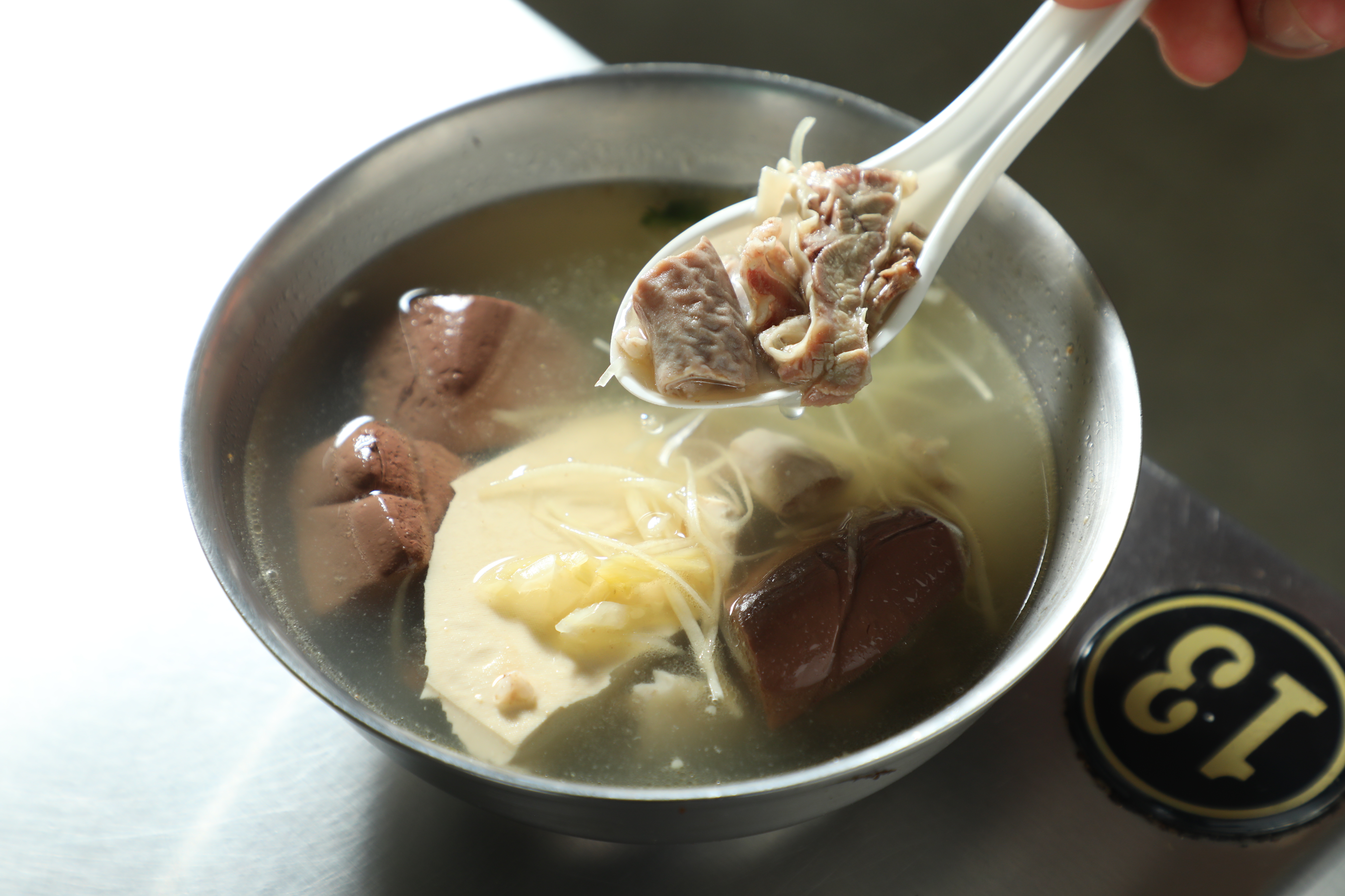 「綜合湯」料很豐富，加一點蒜泥提味，湯頭更有層次。（45元／碗）