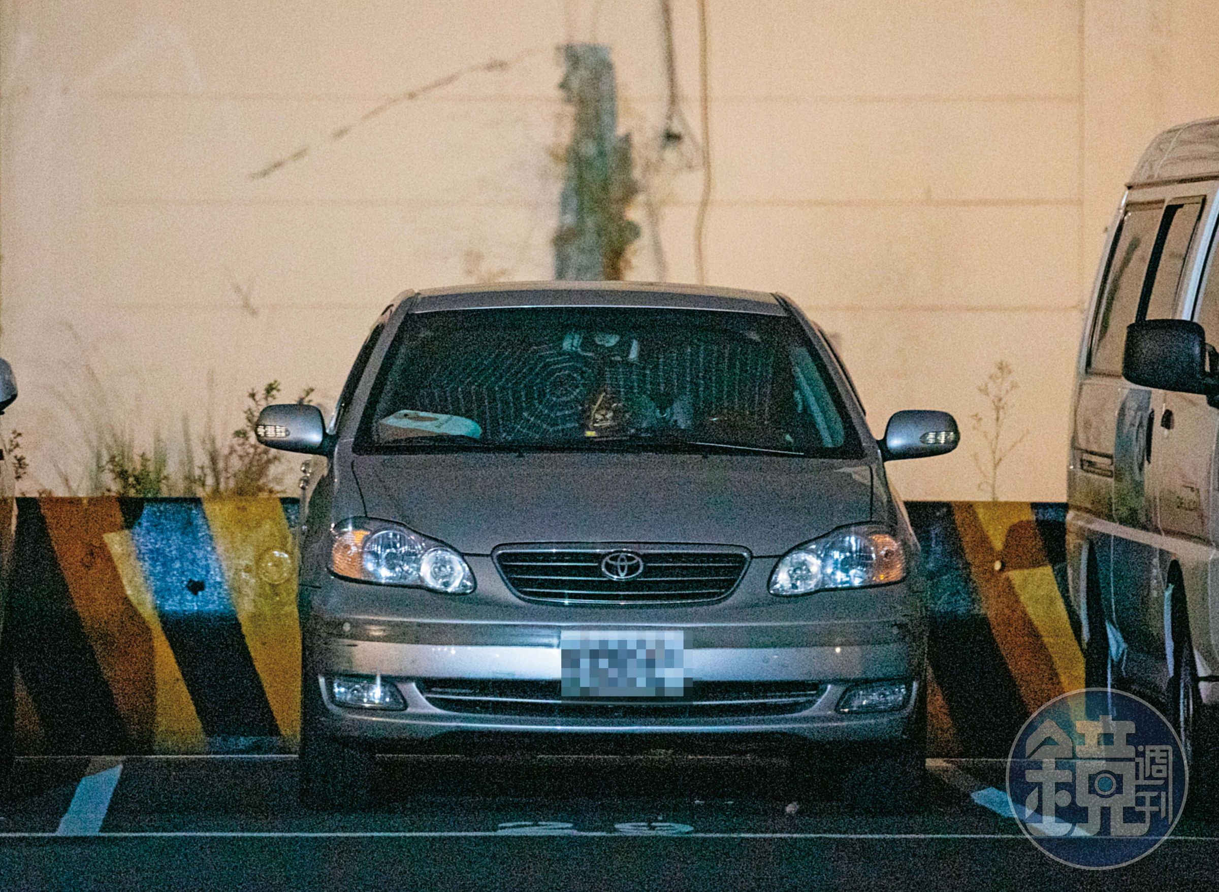 幽會過程中，許朝程在車內撐開大傘，遮住擋風玻璃，掩人耳目。