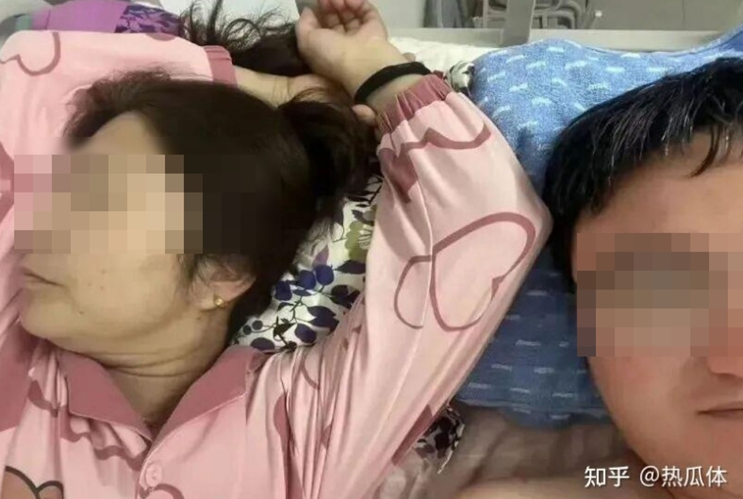 瀋陽建築大學一名王姓研究生傳出與55歲的宿舍阿姨談戀愛,公開兩人床照放閃。(翻攝微博)