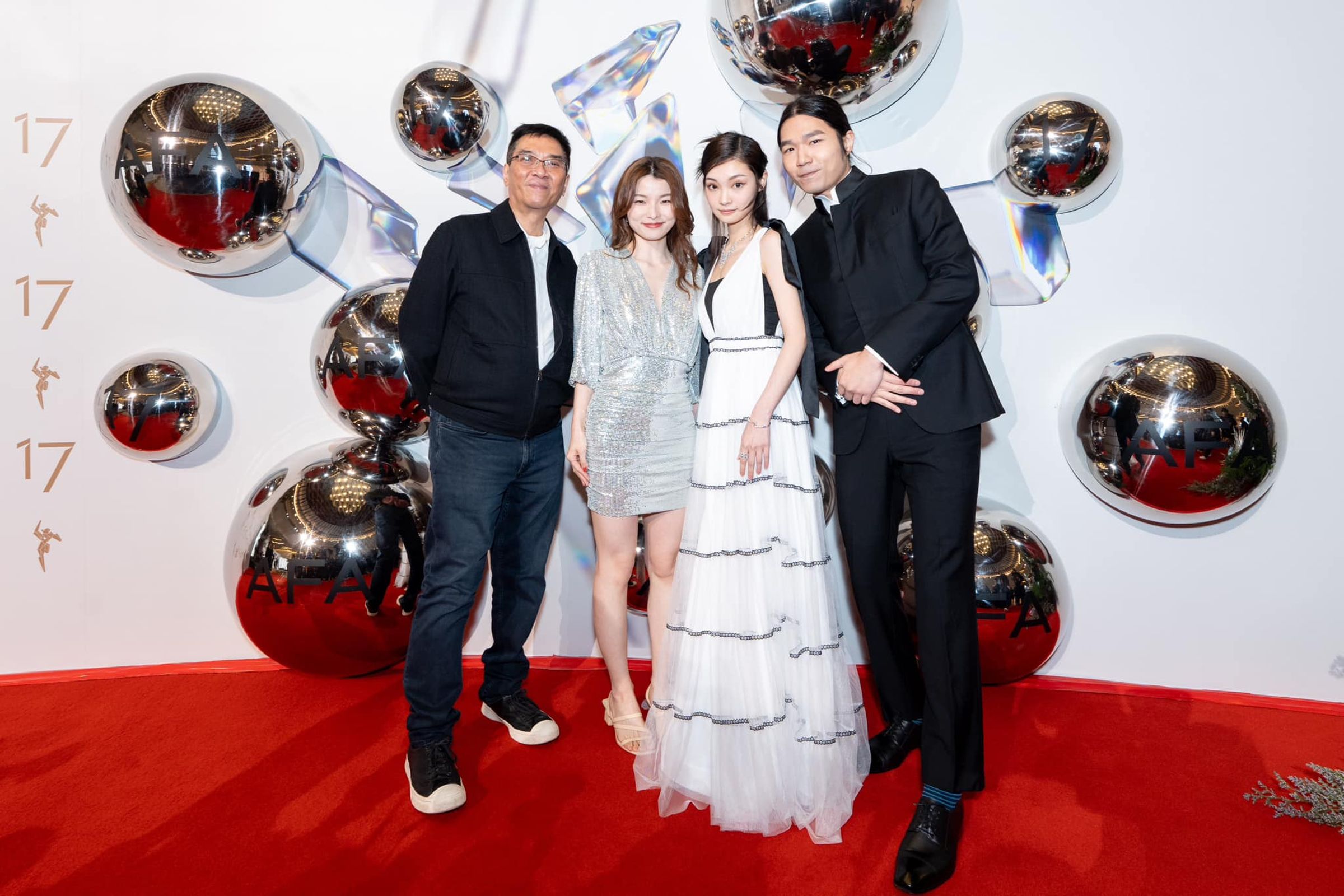 監製關錦鵬（左起）與導演祝紫嫣、演員謝咏欣、聯合監製李駿碩出席亞洲電影大獎頒獎典禮。（翻攝自《但願人長久》臉書）