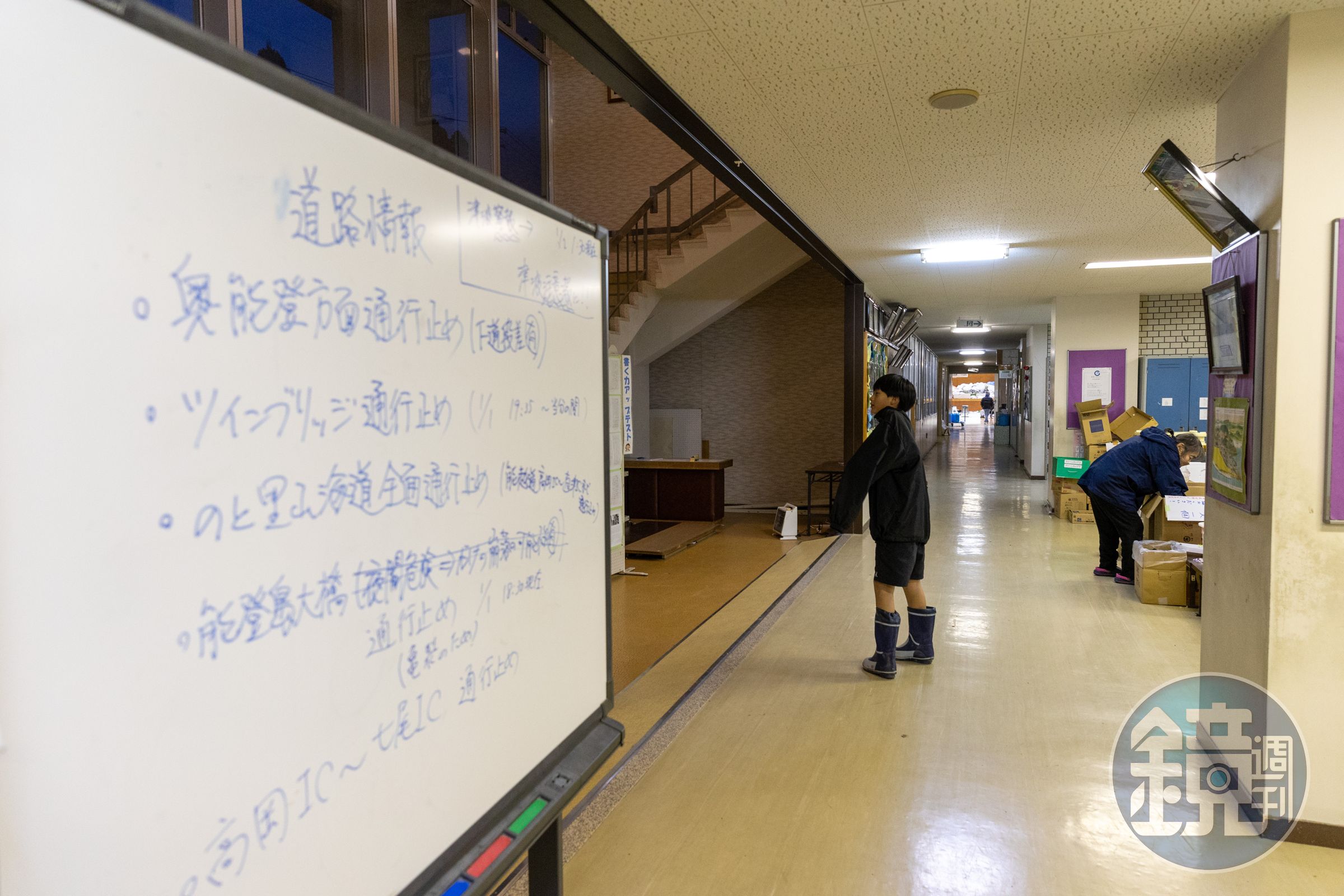 避難所人員貼心拿出白板,寫上最新地震情報、注意事項,傳達給災民們了解。