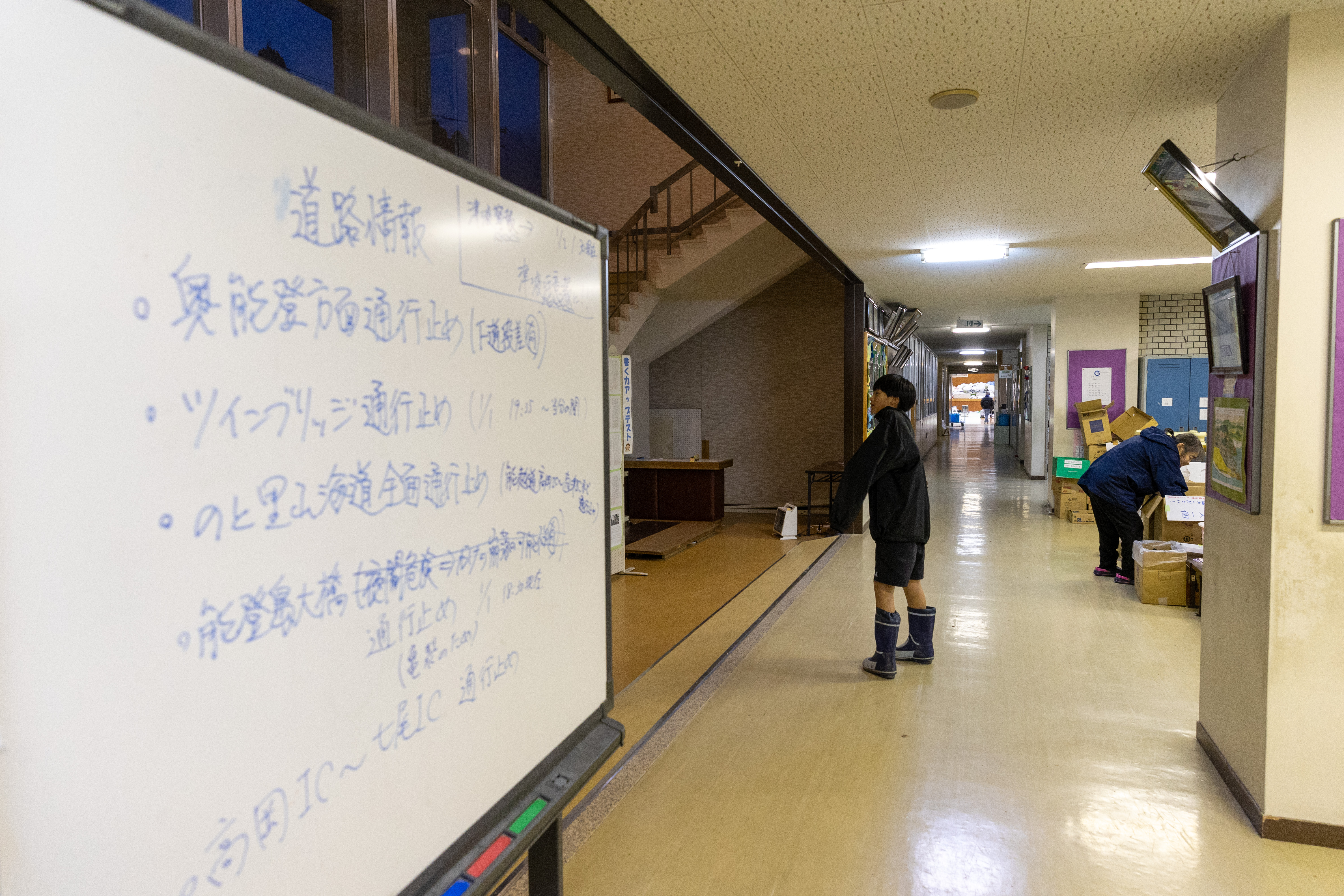 避難所人員貼心拿出白板，寫上最新地震情報、注意事項，傳達給災民們了解。