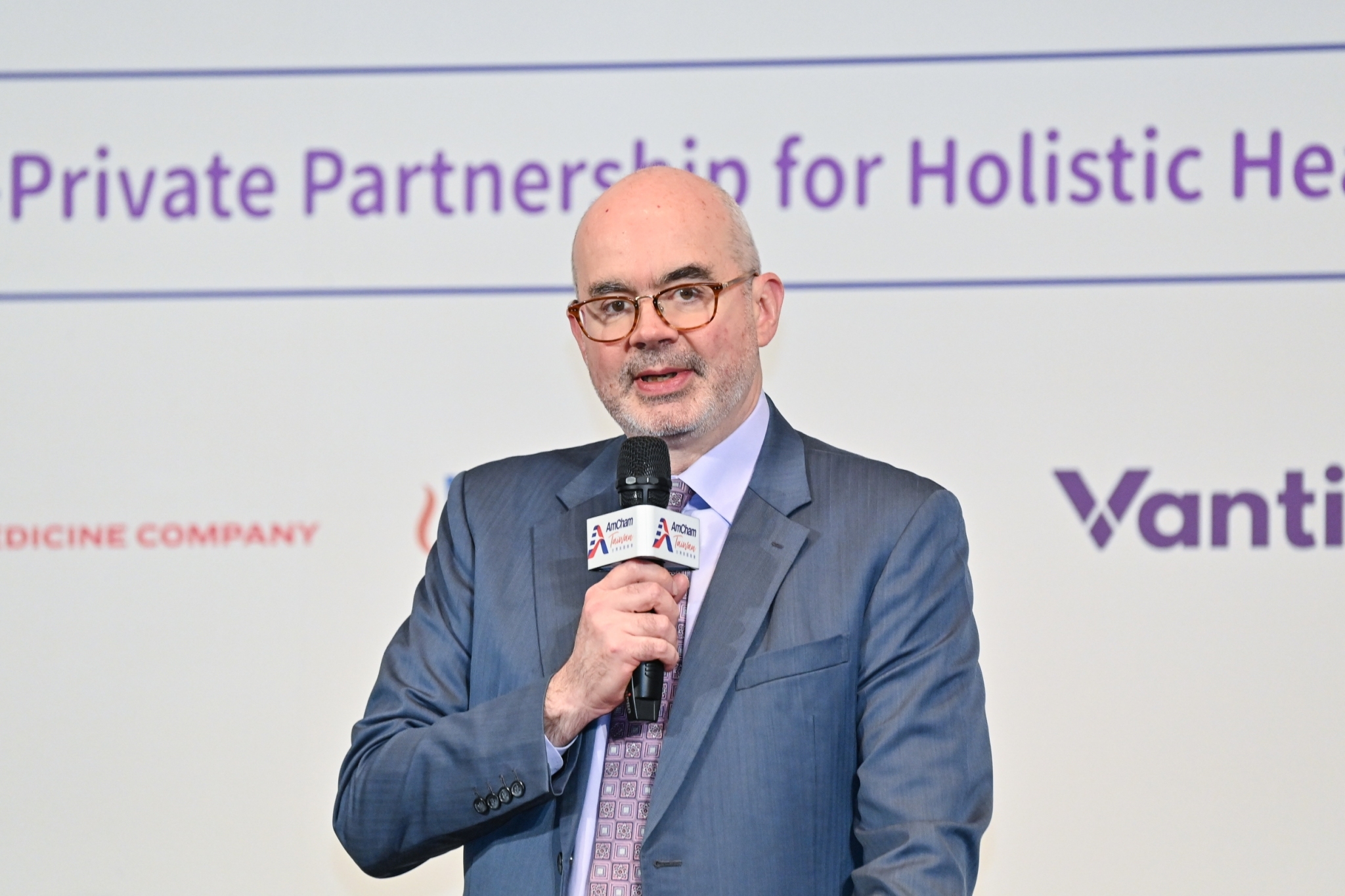 AIT處長谷立言接受媒體專訪，強調川普政府對改變台海地現狀的立場。（翻攝自美國在台協會 AIT臉書）