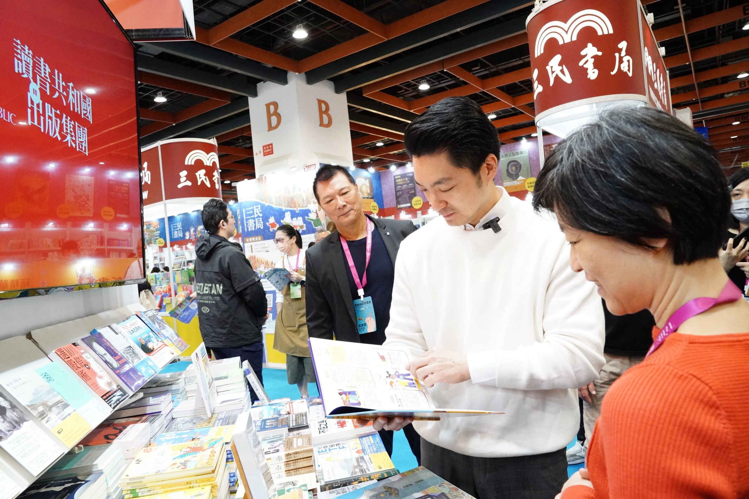 蔣萬安逛台北國際書展購書。(北市府提供)