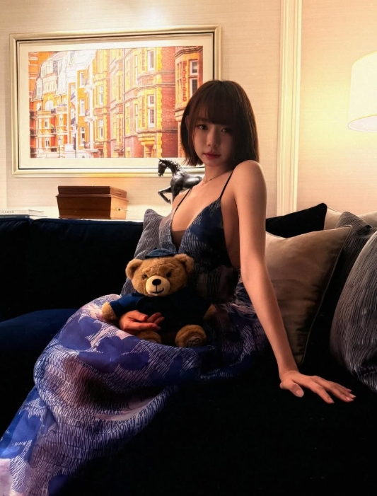 林明禎穿低胸禮服亮相,雪白側乳罕見曝光。(翻設IG@minchen333)