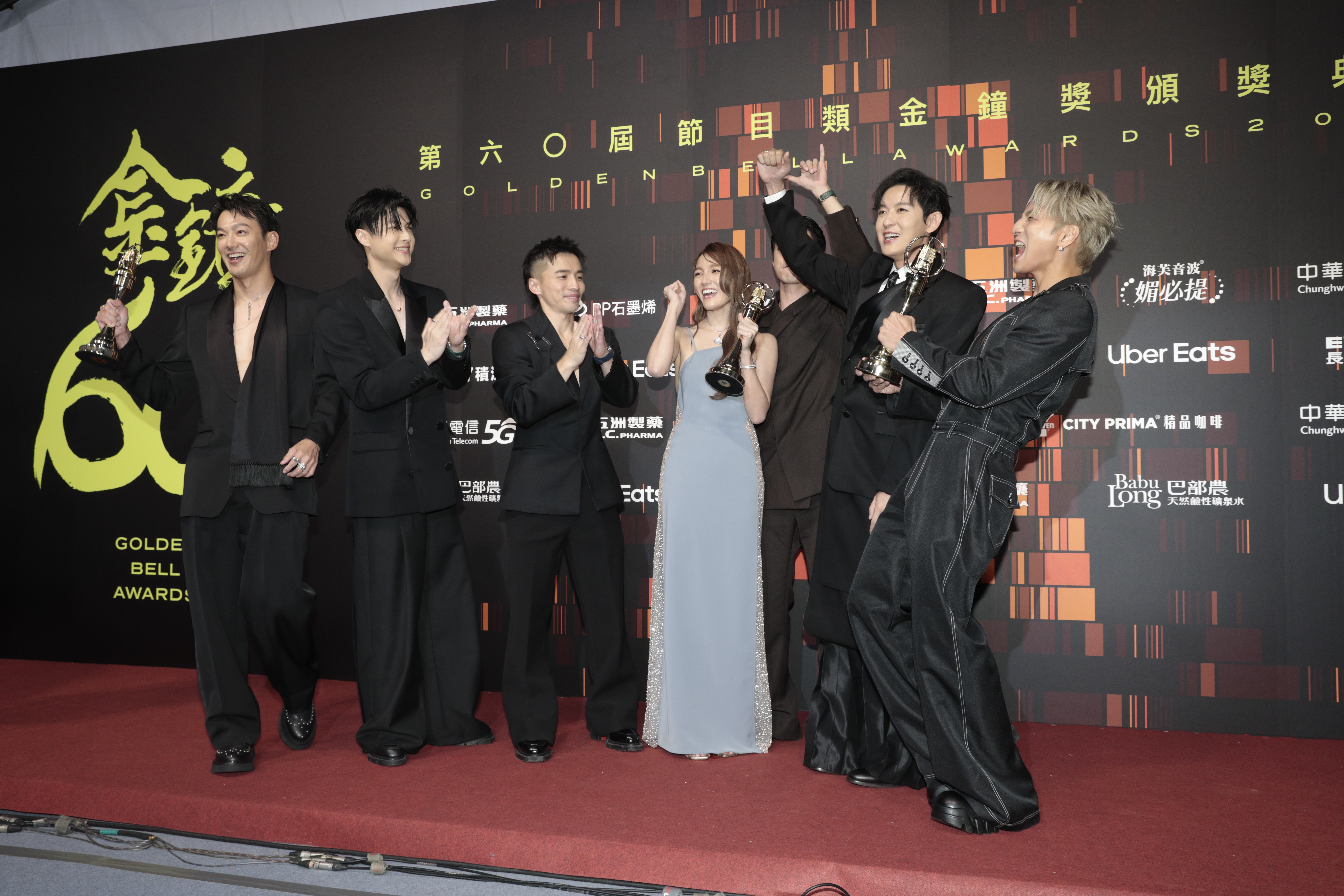 敖犬、小煜、威廉、阿緯、小杰、王子，與朵拉在後台接受訪問。