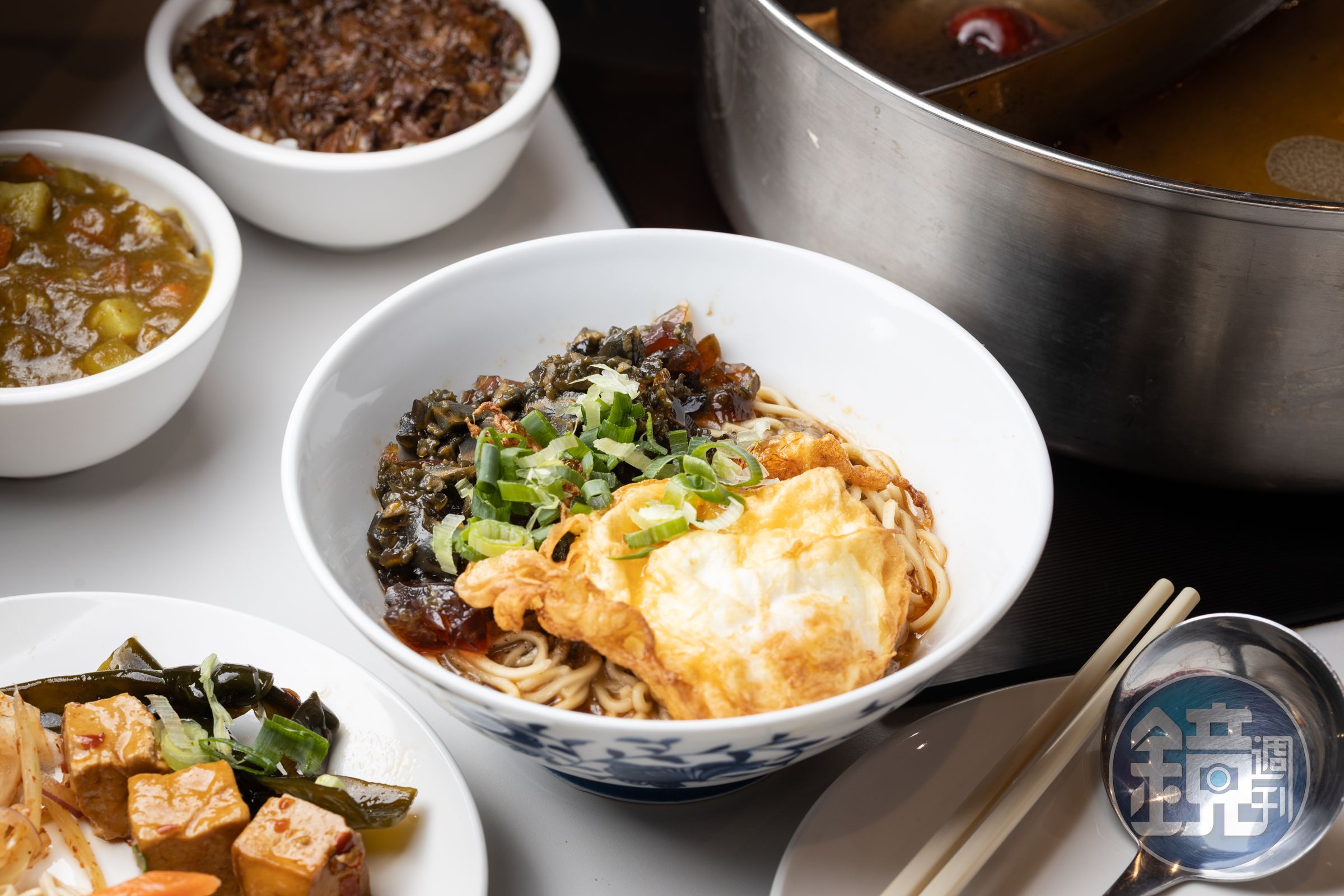 蔣老爹的主食選擇超級多元除了白飯、滷肉飯、咖哩飯吃到飽,也可以加點「雙蛋手打麻醬麵」。(70元/份)