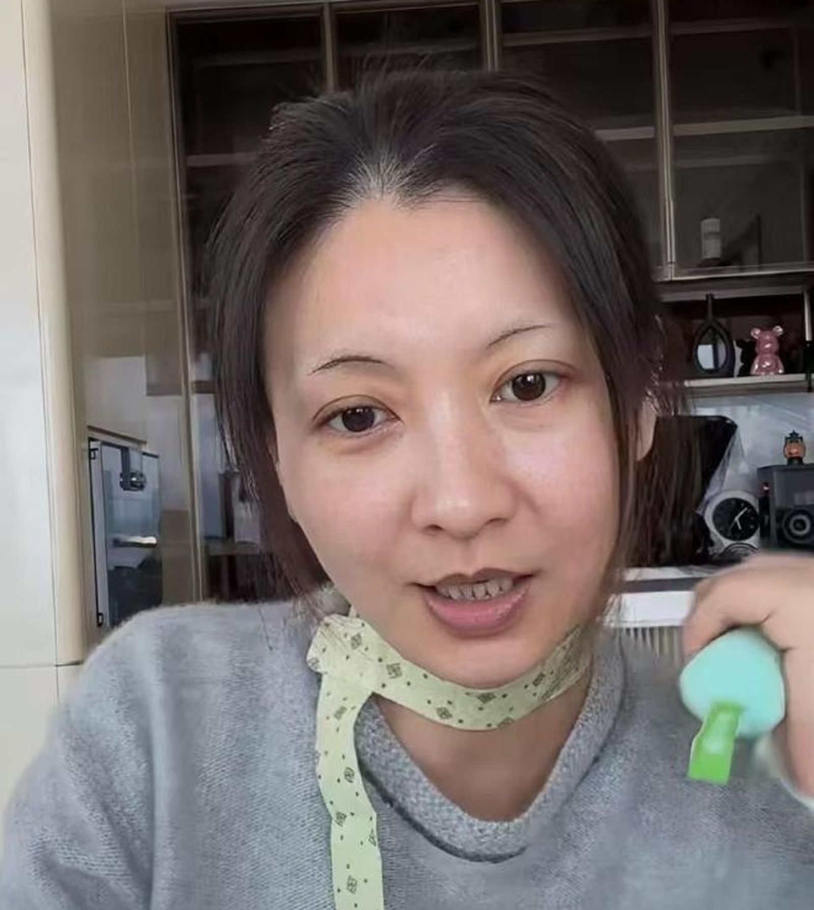 《後宮甄嬛傳》飾演「沈貴人」沈眉莊的女星斕曦，日前直播素顏出鏡，容貌變化引起熱議。（翻攝自微博）