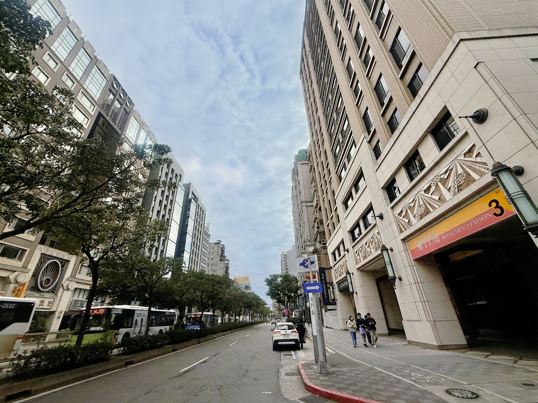 以東門常見獨立套房依不同條件,租金每月約2.5萬至2.8萬元計算,6年下來租金純支出就超過180萬元,入學後也不得隨意遷出。(信義房屋提供)