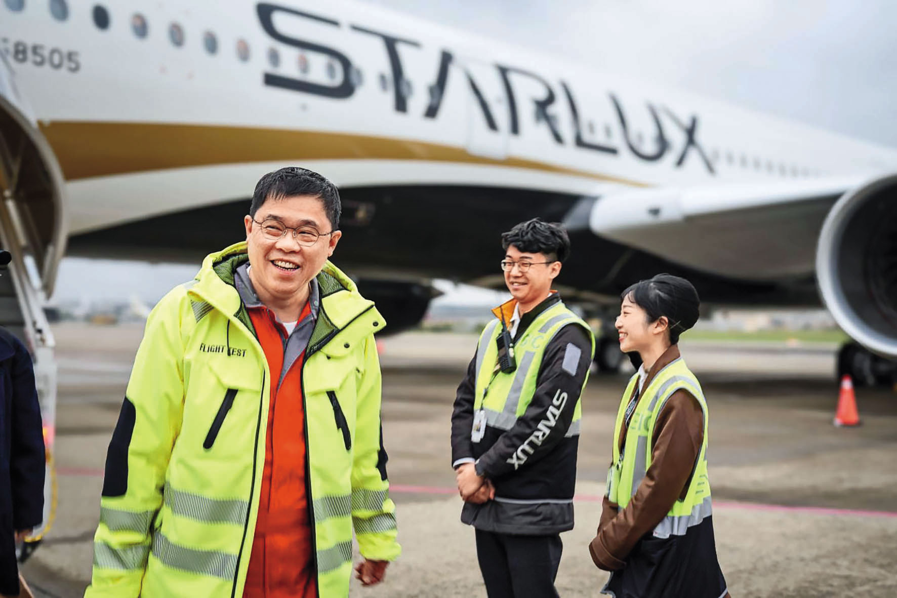 星宇航空董事長張國煒（左）具備機師執照，常常親自駕駛新機回台。（翻攝星宇航空臉書）