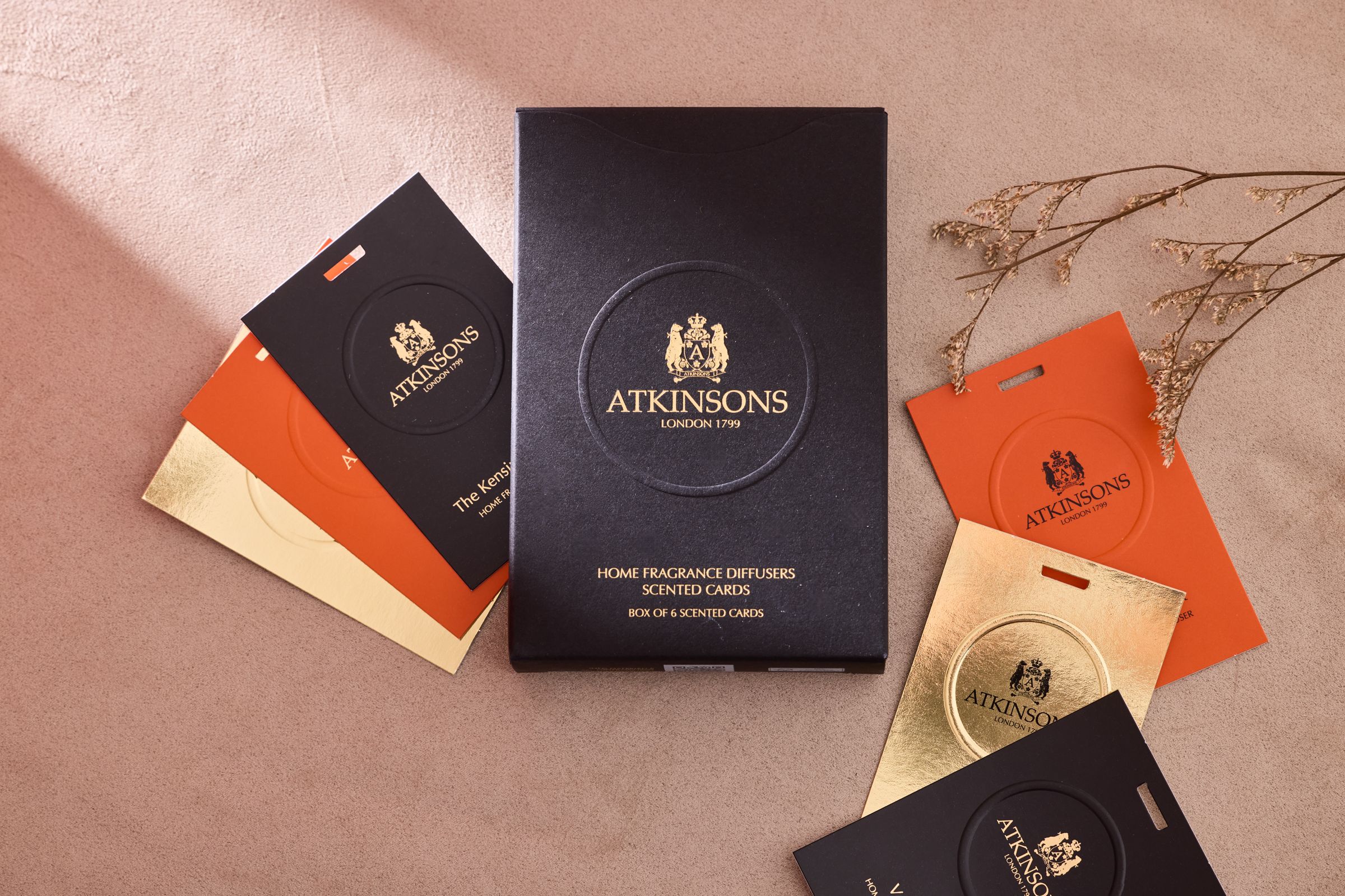 ATKINSONS居家擴香試香卡，優雅香氣悄悄留香衣櫃與日常角落，讓愛的香氣無所不在，讓思念用香氛來填補，像是對他說「我一直都在」。