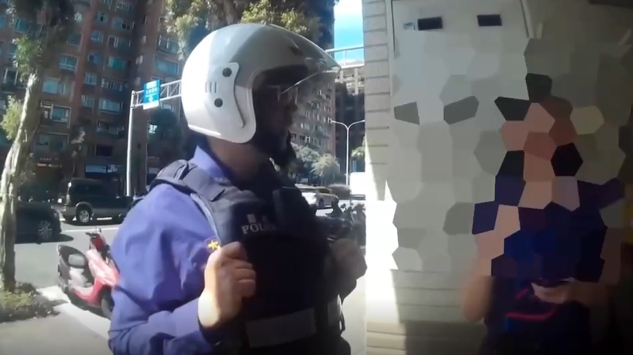 民眾因為公車太擠用手肘保護自己，結果遭揮拳打臉。（警方提供）