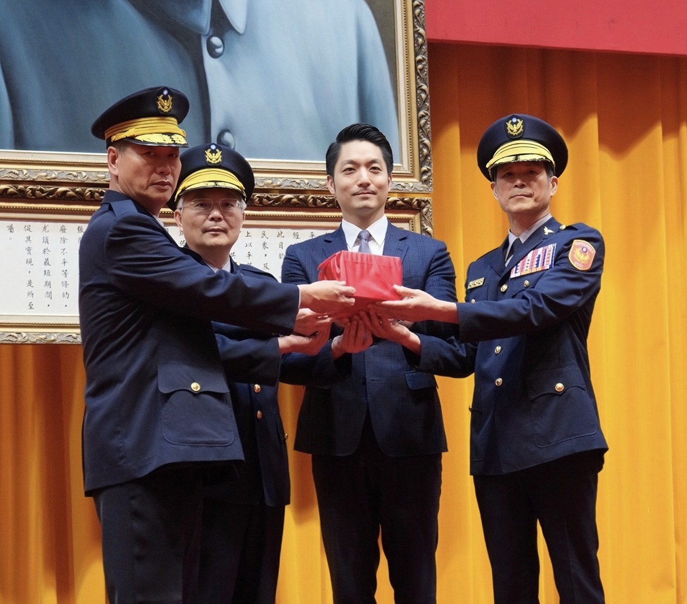 北市警局長李西河今交接上任，由蔣萬安及警政署長張榮興監交。（翻攝畫面）