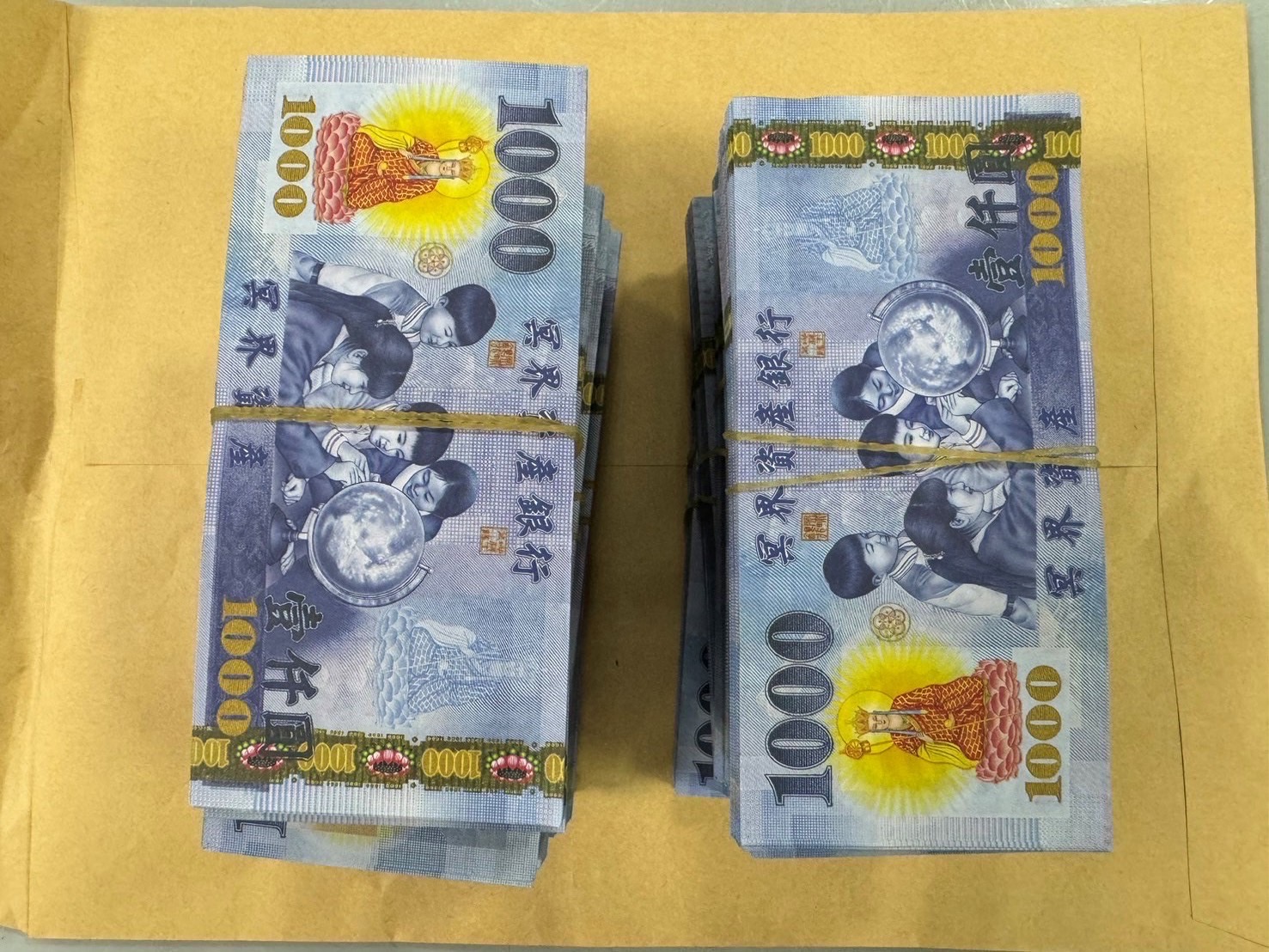 被害人面交的百萬現金。（翻攝畫面）