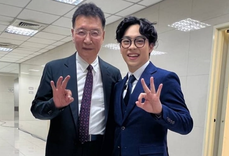 賀瓏接受國民黨副總統候選人趙少康邀請，今天真的現身旁聽副總統候選人辯論會。（翻攝自趙少康臉書）