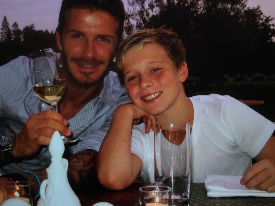 貝克漢在父親節曬出布魯克林年幼時的父子舊照。(翻攝davidbeckham IG)