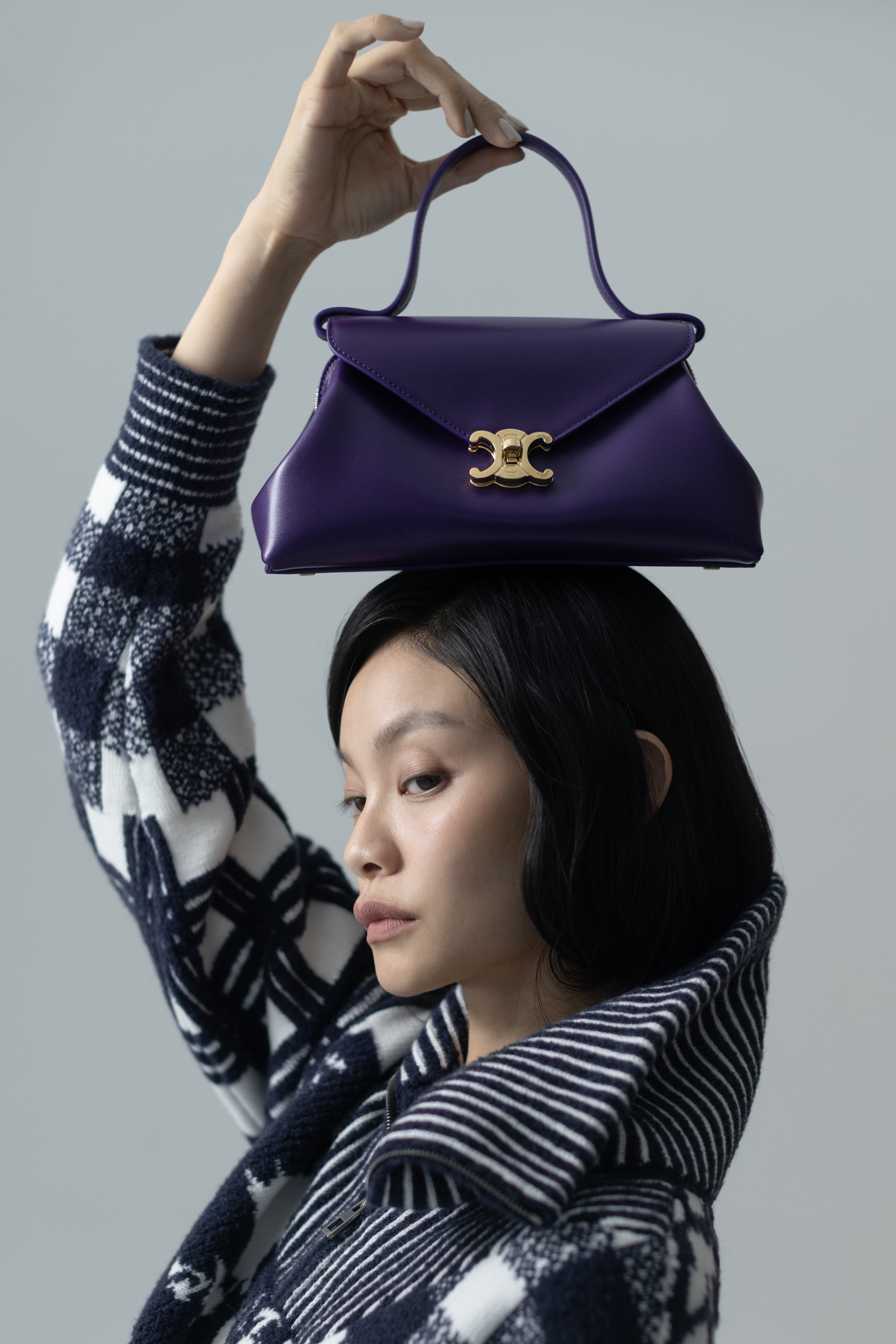 FLAIR小型手袋NT$120,000 by CELINE；羊毛拉鍊套頭衫NT$74,000 by LOEWE。