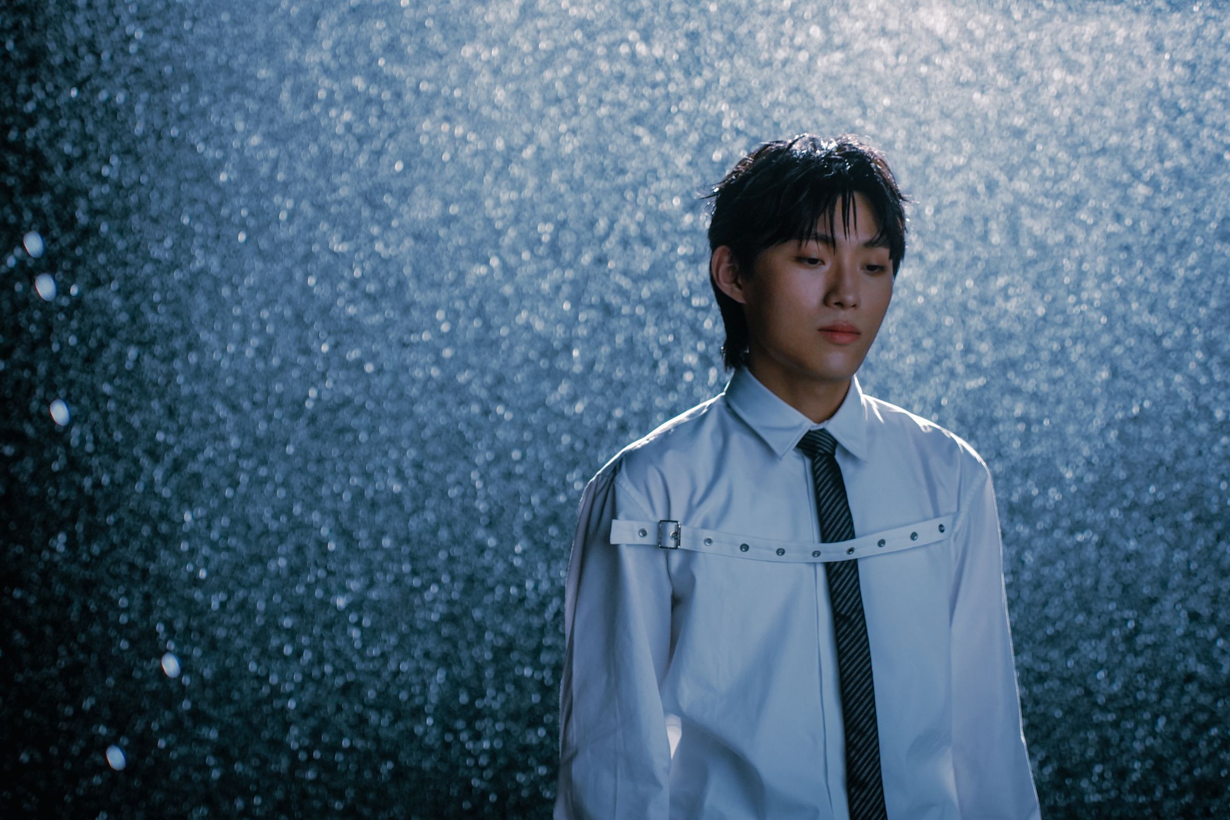 Juice Boy新歌〈等雨停〉，把情感裡的執著與念念不忘刻劃得淋漓盡致。（圖／華納音樂提供）       