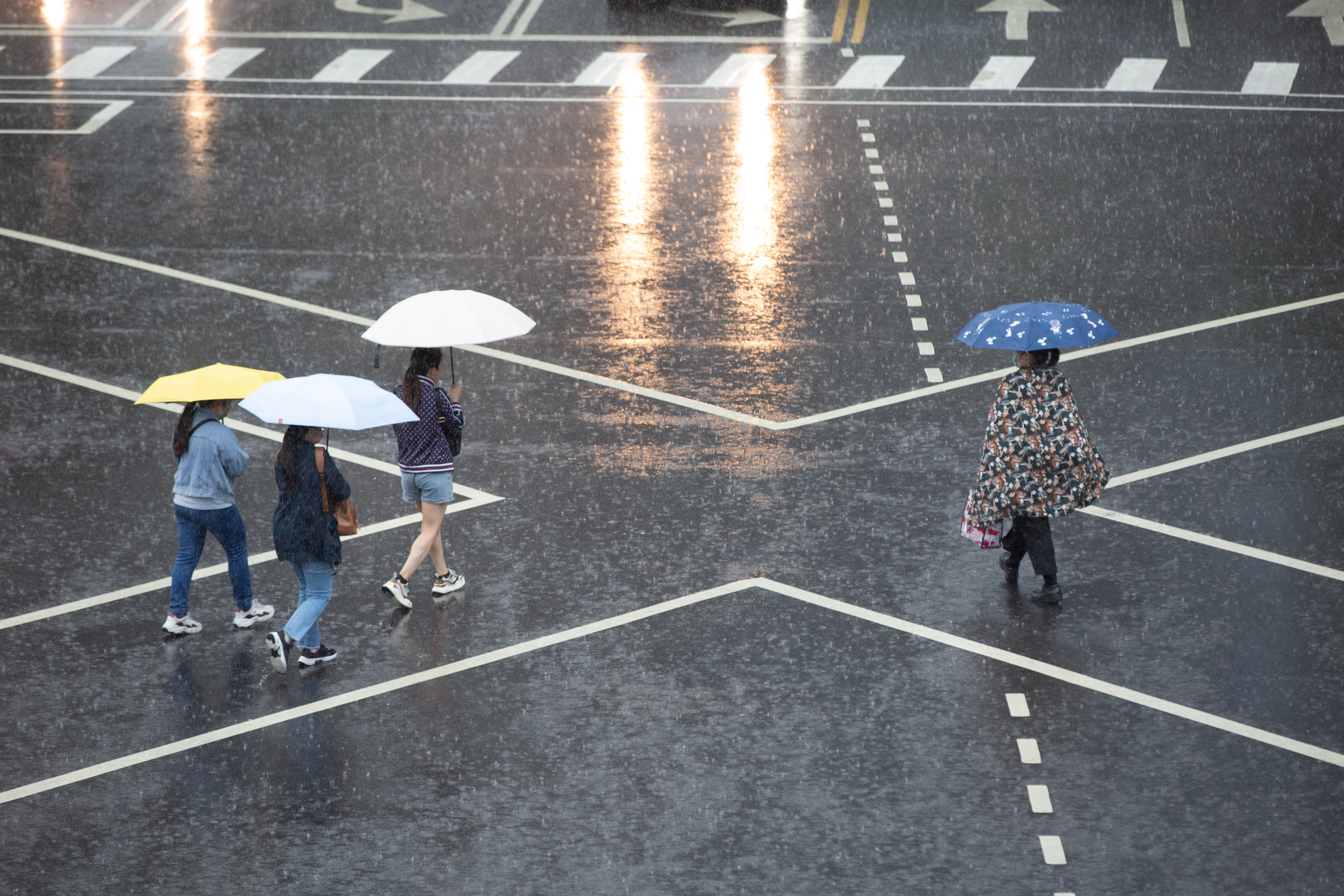 今日台灣受低氣壓影響水氣充足，外海還有一個熱帶性低氣壓可能會發展成颱風。（本刊資料照）