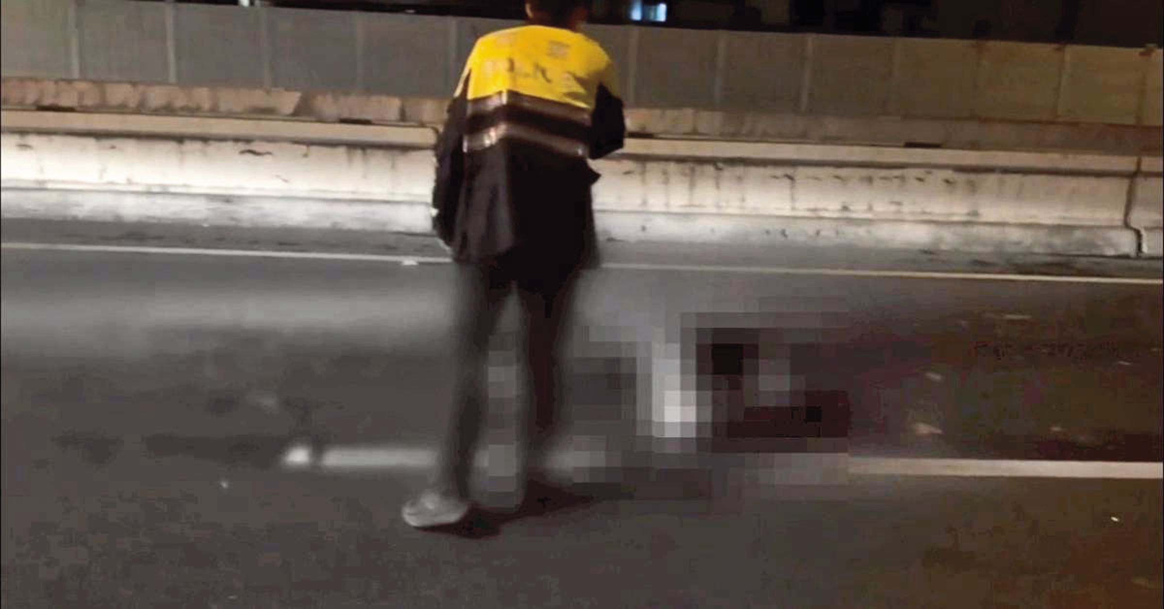 警方趕抵現場時,倒臥在內線車道的溫男已明顯死亡。(翻攝畫面)