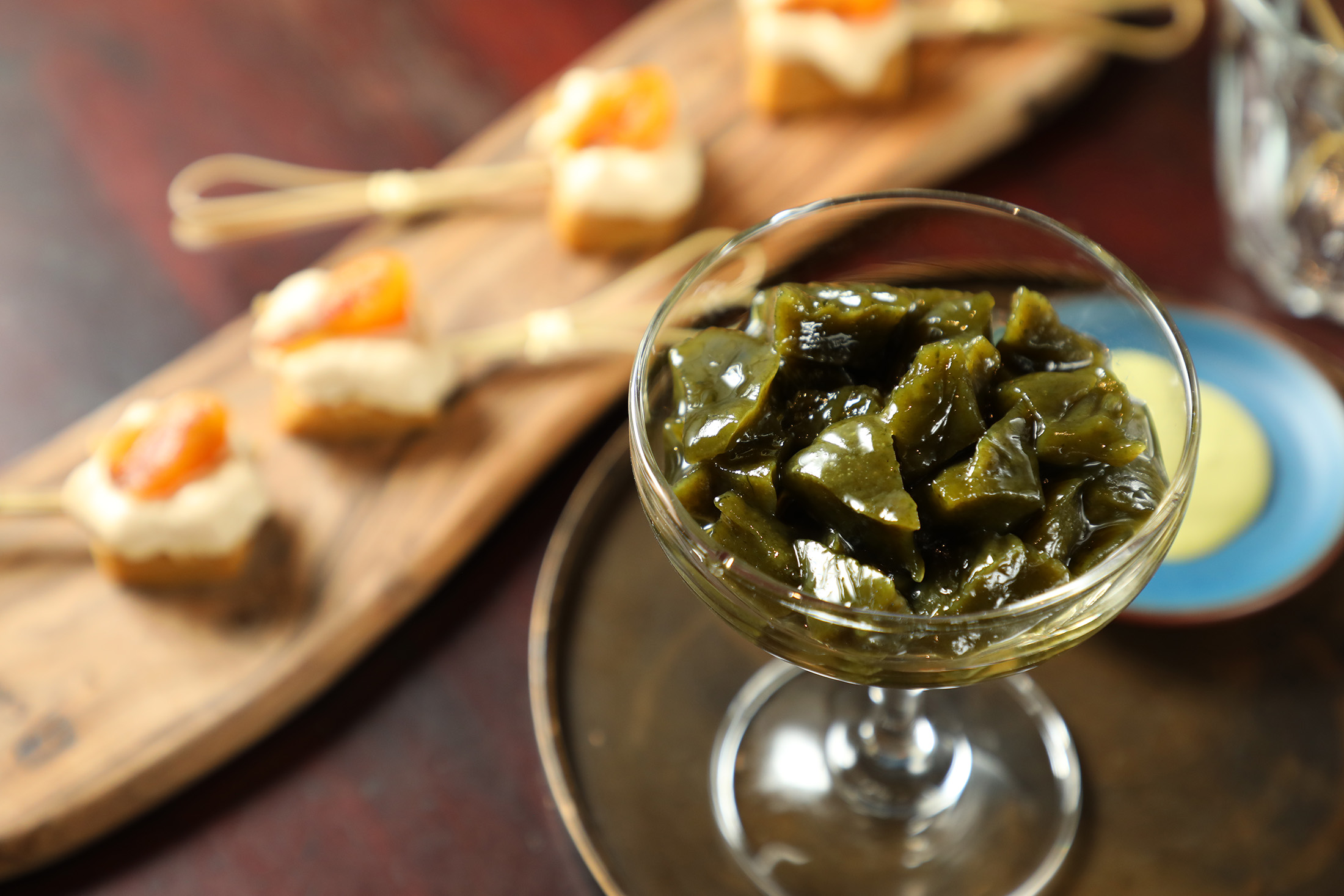 座落於縣定古蹟忠恕堂內的「新天井」，重新解構客家傳統甜點，將發糕、艾粄、擂茶變身成最時髦下午茶。