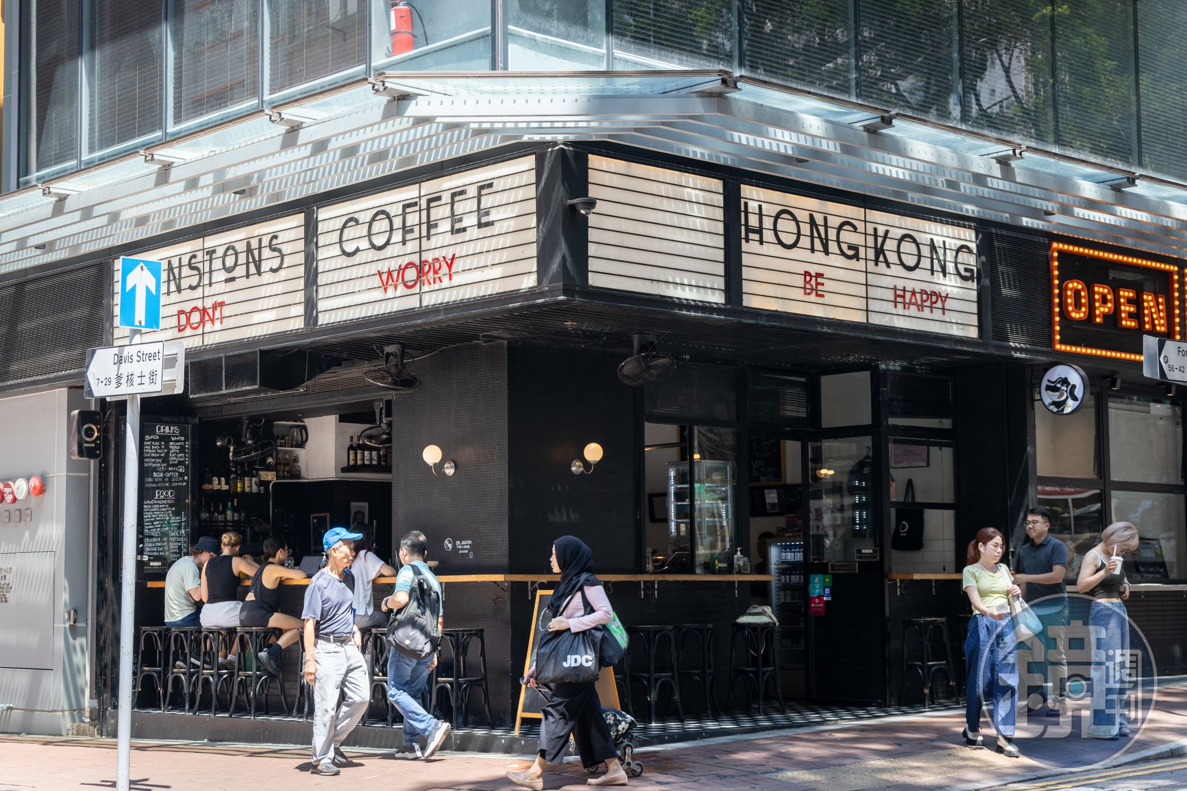 位於堅尼地城的轉角咖啡廳「Winstons Coffee-Kennedy Town」復古迷人，大大的招牌「Hong Kong be happy」吸引大批遊客到此一遊。