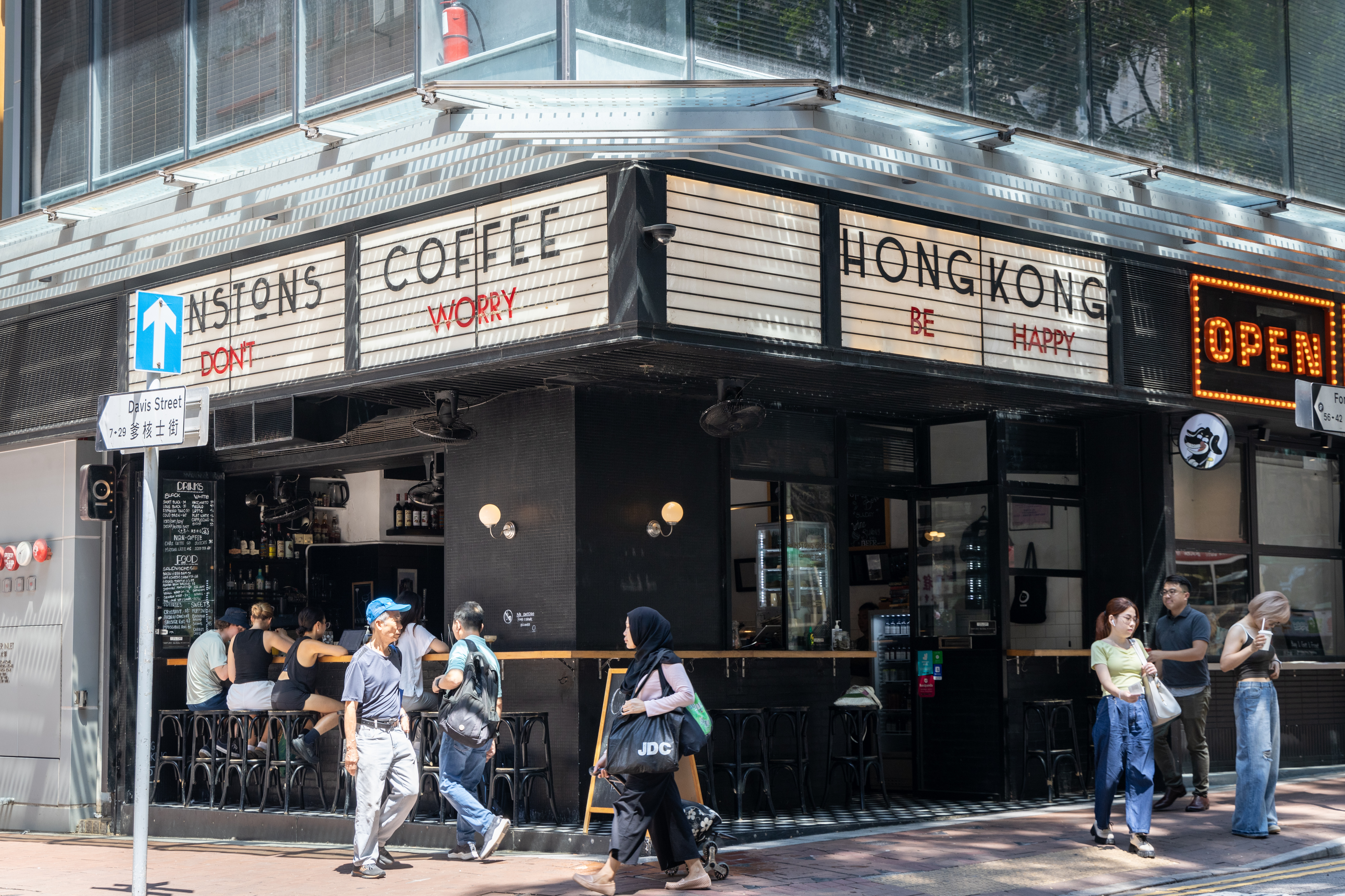 位於堅尼地城的轉角咖啡廳「Winstons Coffee-Kennedy Town」復古迷人,大大的招牌「Hong Kong be happy」吸引大批遊客到此一遊。