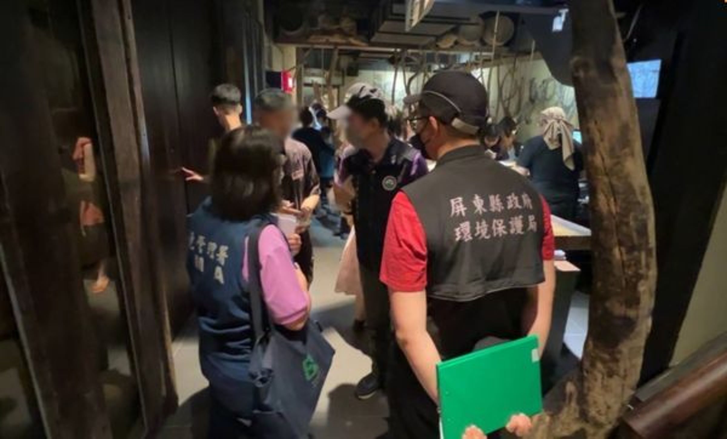 燒烤餐廳生意火紅,開業以來不到半年,已被附近居民投訴油煙汙染逾40次。( 屏東縣環保局提供)