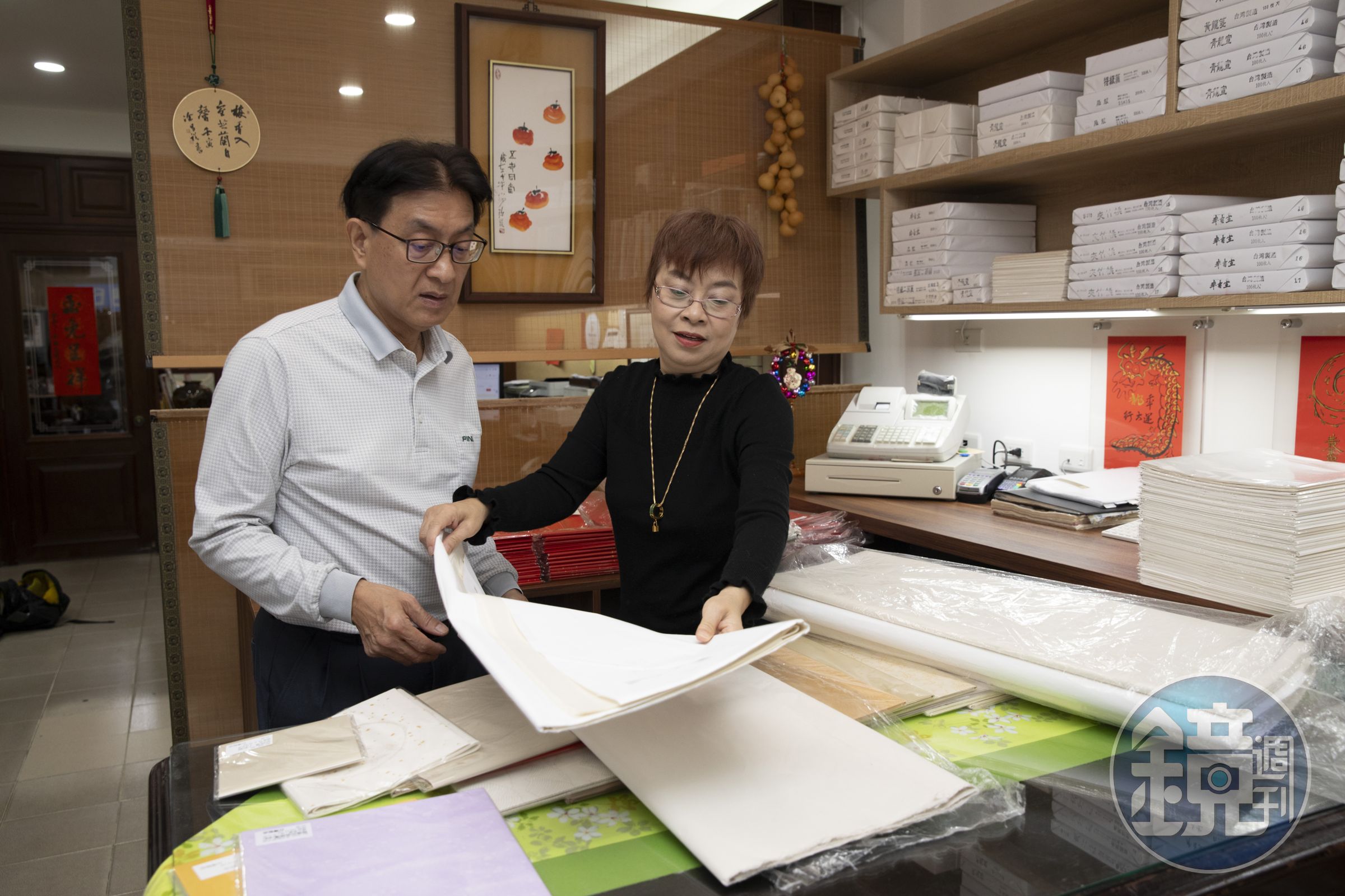 黃國權(左)與二妹黃維敏(右)一起守護家業,積極拓展台灣消費市場。