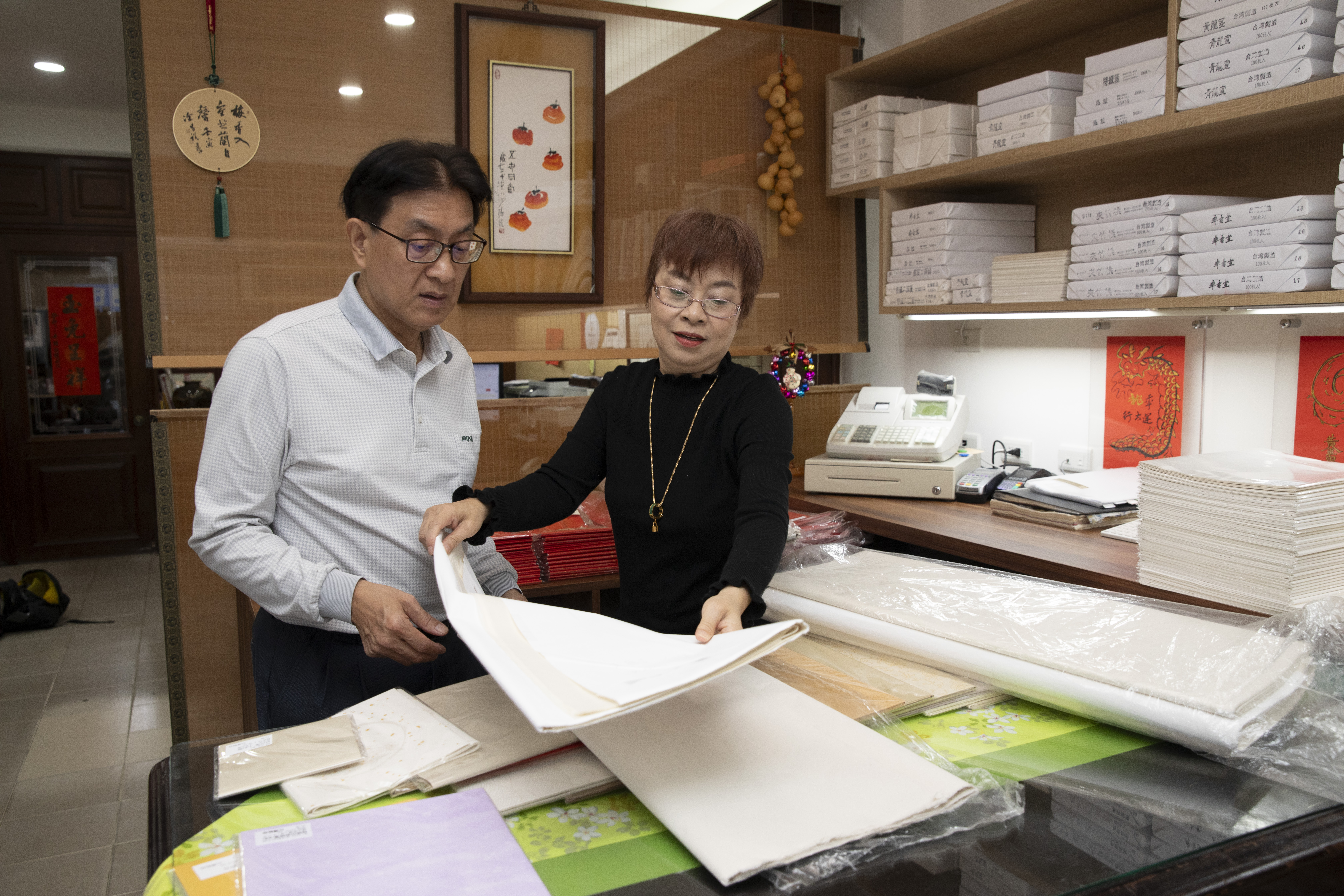 黃國權(左)與二妹黃維敏(右)一起守護家業,積極拓展台灣消費市場。