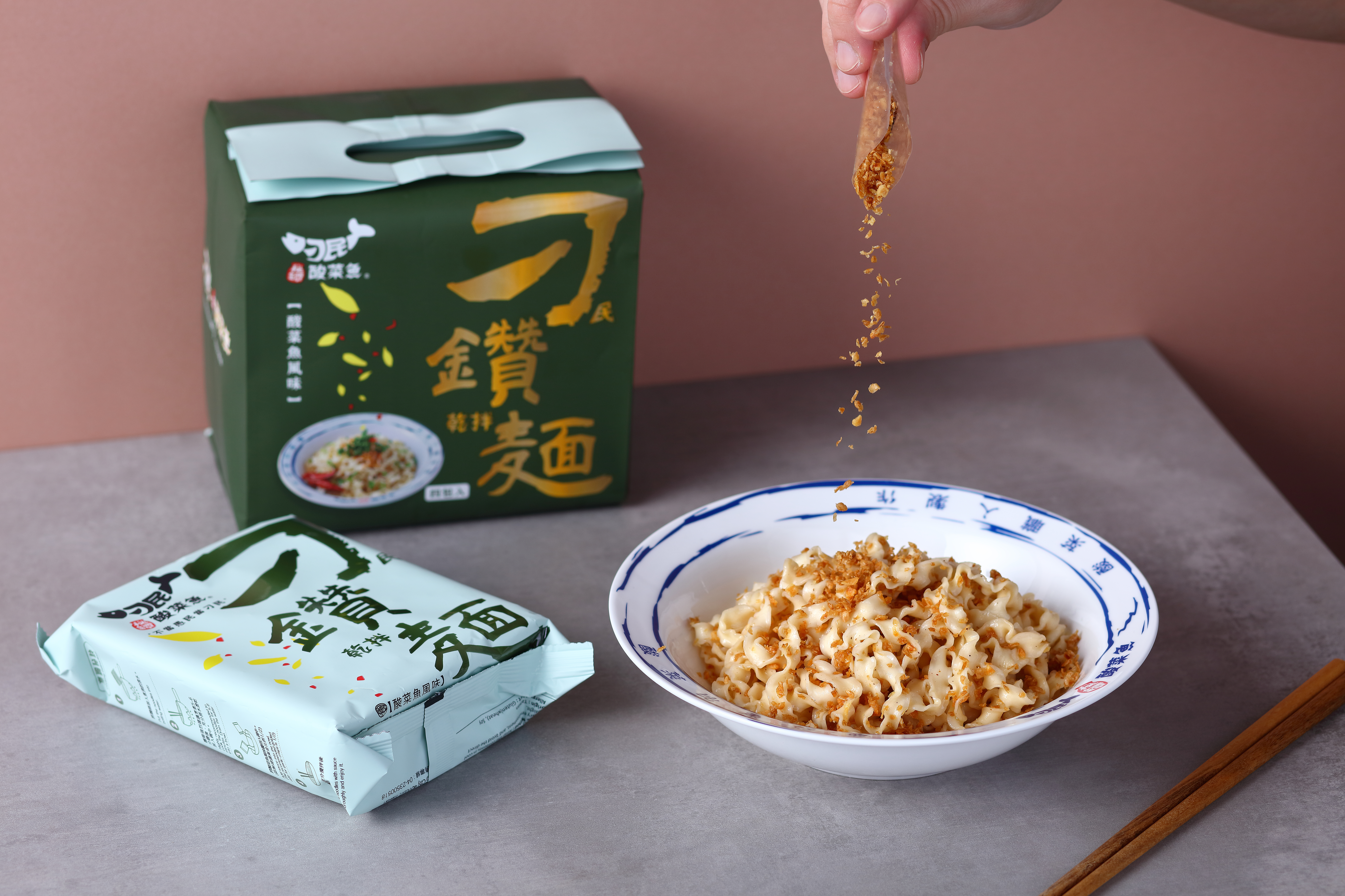 蒜酥料包官方建議黃金比例為1/2,可依個人口味調整。(刁民酸菜魚提供)