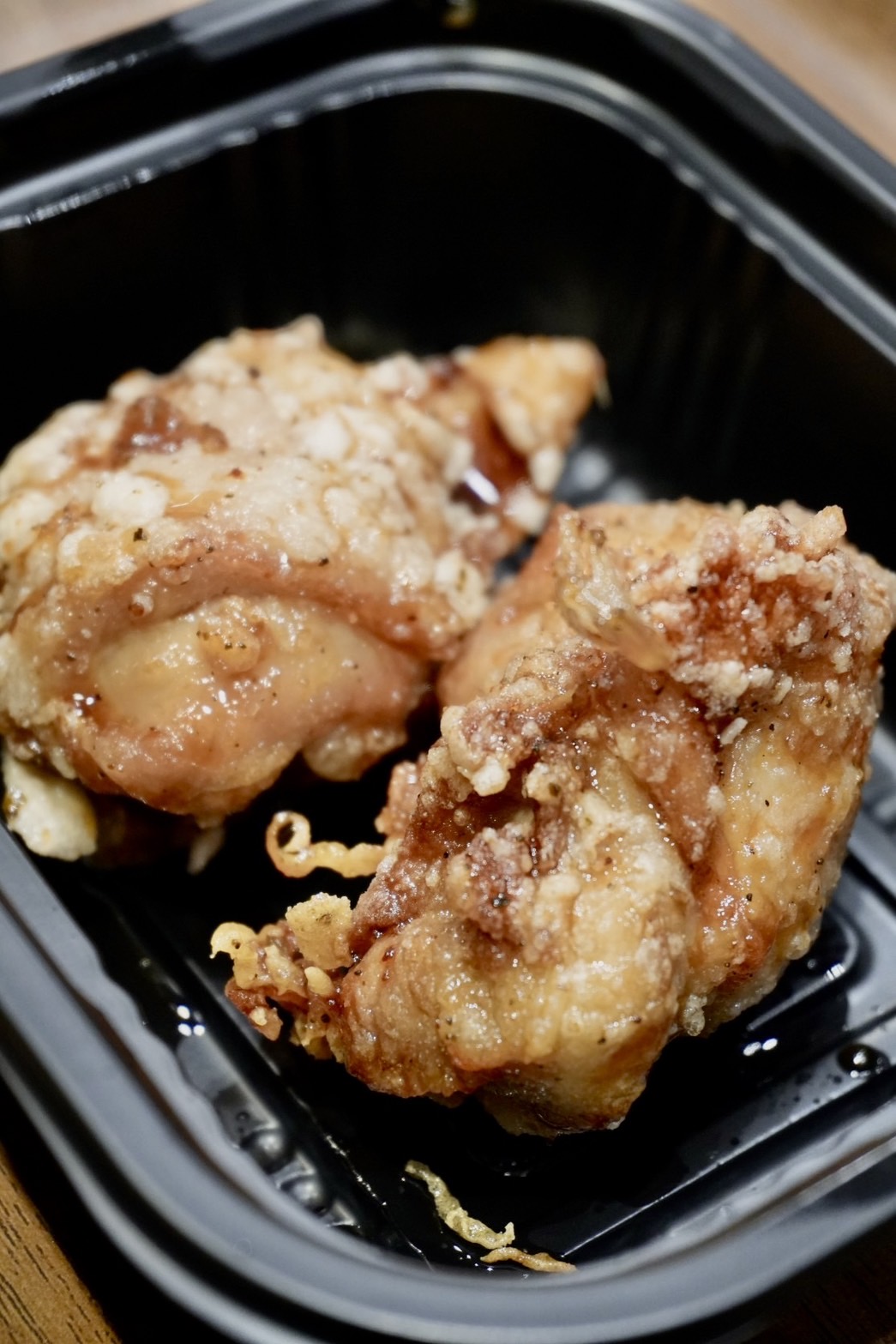 「秘製唐揚雞」的外皮塗上醬汁，吃起來酥脆香甜十分可口。（65元／份、2塊）