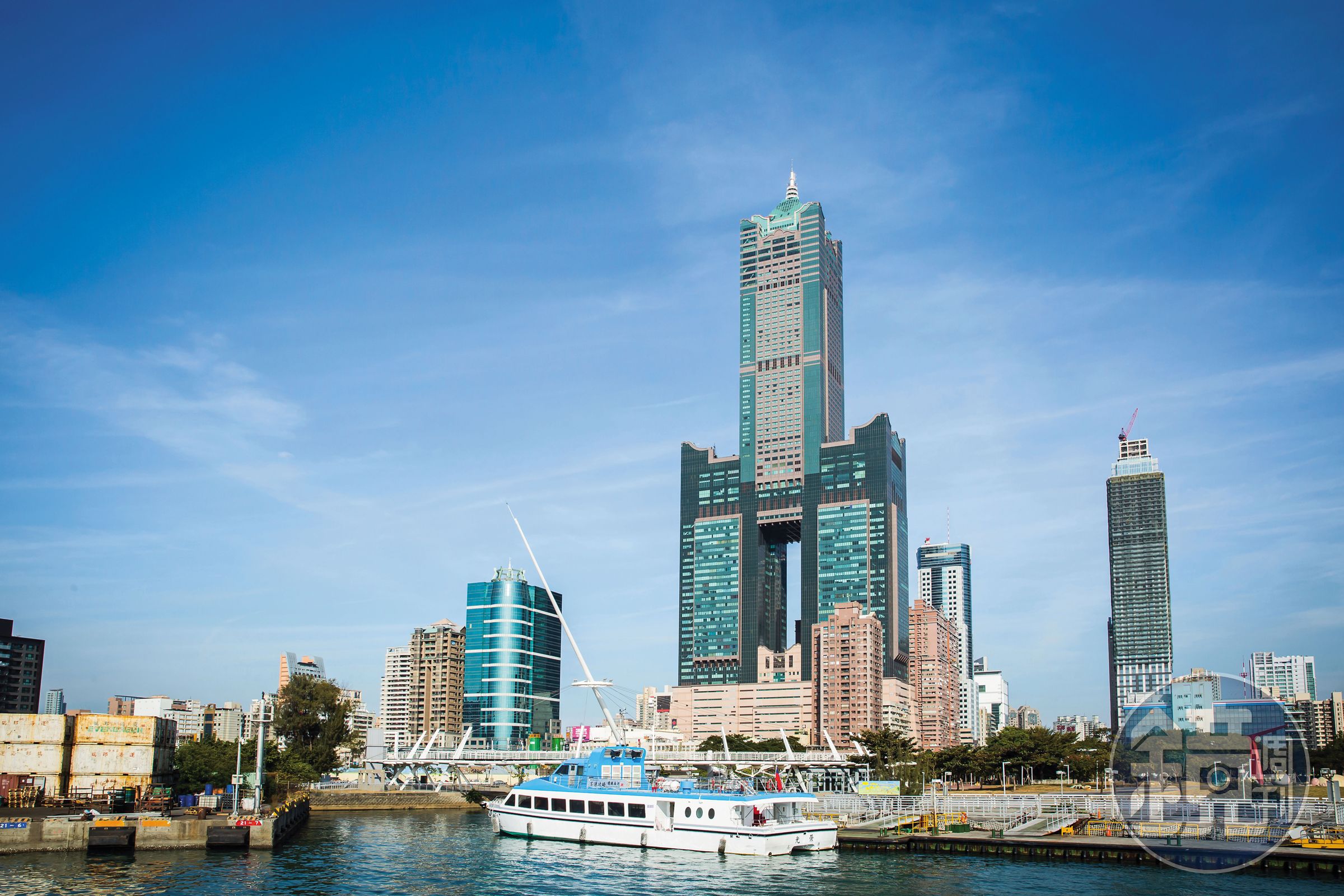 高雄港是台灣最大國際港埠，有潛力成為亞太地區海運轉運中心，也兼具觀光效益。