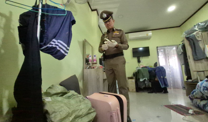 泰國烏隆他尼府當地1名24歲女子被發現全裸陳屍在租屋處,且脖子還纏著電線。(翻攝自khaosod)